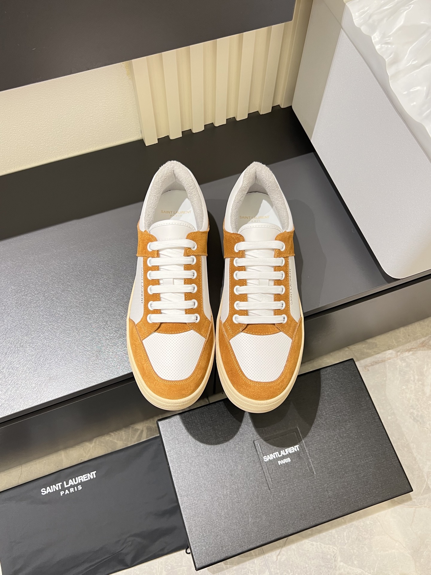NO:356438,【SAINT LAURENT】Saint Laurent - High-end quality Original single casual sports shoes - Upper Napa calfskin punching technology, silver cowhide, shoe body. Heel silk screen brand logo - Inner terry cloth, footbed; water dye cowhide - Outsole ultra-light TPR. Rubber; Two-color molded outsole - Ultra-high quality control, fine workmanship highlighted (high-end, noble, grade) -Size 38-44 (45,46 can be customized),,saint laurent,saint laurent,cowhide19860909【SAINT LAURENT】圣罗兰 -高端品质 原单休闲运动板鞋 -鞋面纳帕小牛皮打孔工艺、银色牛皮、鞋身.后跟丝印品牌logo -内里毛巾布里,垫脚；水染牛皮 -大底超轻TPR.橡胶; 双色成型大底 -超高品控·做工精细凸显(高端·贵气·档次) -Size 38-44（45,46 可订做),,saint laurent,saint laurent,cowhide,Men's shoes