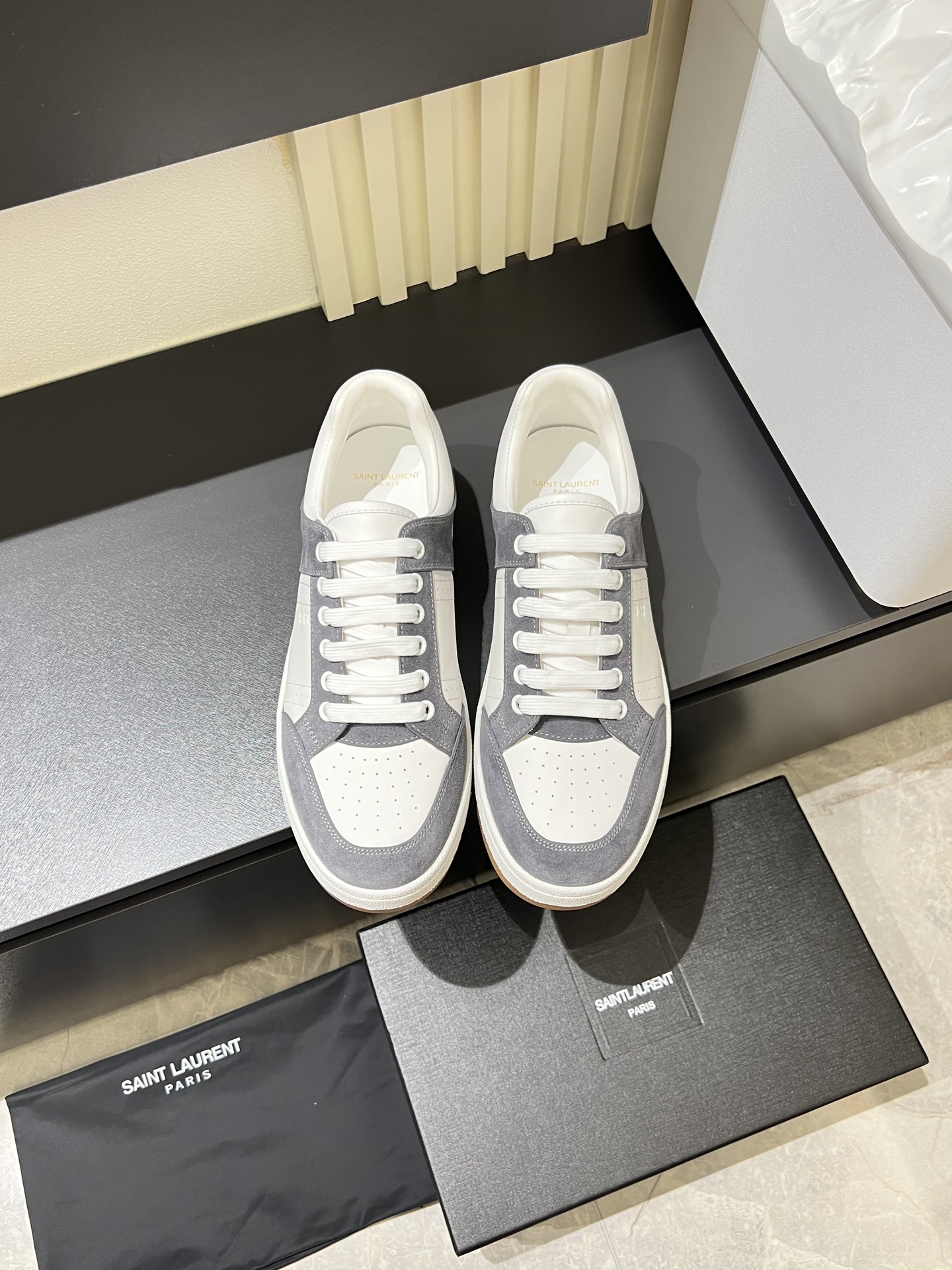 NO:730193,[SAINT LAURENT] Yves Saint Laurent - High-end quality original casual sports sneakers - Upper Napa calfskin perforated craftsmanship, silver cowhide, shoe body. Silk-screen brand logo on the heel - Water-dyed sheepskin lining inside, foot pad; water-dyed cowhide - Outsole ultra-light TPR. Rubber; Two-color molded outsole - Ultra-high quality control, fine workmanship highlighted (high-end, luxury, grade) -Size 38-44 (45,46  Can be customized),,saint laurent,saint laurent,cowhide,sheepskin19860909【SAINT LAURENT】圣罗兰 -高端品质 原单休闲运动板鞋 -鞋面纳帕小牛皮打孔工艺、银色牛皮、鞋身.后跟丝印品牌logo -内里水染羊皮里,垫脚；水染牛皮 -大底超轻TPR.橡胶; 双色成型大底 -超高品控·做工精细凸显(高端·贵气·档次) -Size 38-44（45,46 可订做),,saint laurent,saint laurent,cowhide,sheepskin,Men's shoes