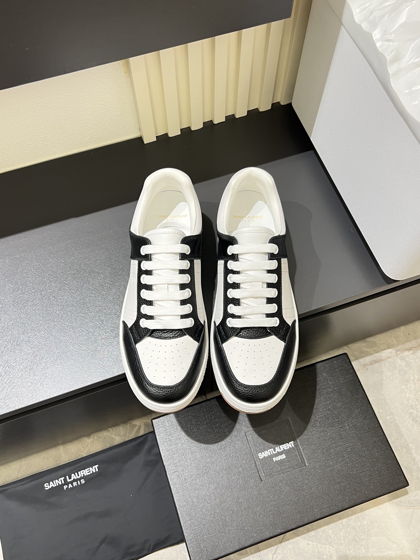 NO:356456,【SAINT LAURENT】Saint Laurent - High-end quality Original single casual sports shoes - Upper Napa calfskin punching technology, silver cowhide, shoe body. Heel silk screen brand logo - Inner water dye sheepskin lining, foot pad; water dye cowhide - Outsole ultra light TPR. Rubber; Two-color molded sole - Ultra high quality control, fine workmanship highlighted (high-end, noble, grade) -Size 38-44 (45,46 can be customized),,saint laurent,saint laurent,cowhide,sheepskin19860909【SAINT LAURENT】圣罗兰 -高端品质 原单休闲运动板鞋 -鞋面纳帕小牛皮打孔工艺、银色牛皮、鞋身.后跟丝印品牌logo -内里水染羊皮里,垫脚；水染牛皮 -大底超轻TPR.橡胶; 双色成型大底 -超高品控·做工精细凸显(高端·贵气·档次) -Size 38-44（45,46 可订做),,saint laurent,saint laurent,cowhide,sheepskin,Men's shoes