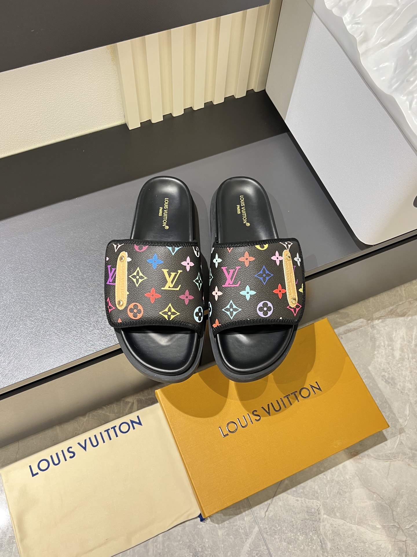 NO:357537,size38-44 (45 customized) Louis V* high-end quality luxury slippers, 1:1 high-end quality, casual, sunny, loose and comfortable model, the highest version of high-quality quality, must-go in summer!  ,louis vuitton,slippers19860909size38-44（45定制）Louis V*高端精品  奢品拖鞋,1:1高端品质,休闲阳光宽松舒适型,最高版本高品质精品,经夏季必入哦！,,louis vuitton,slippers,Men's shoes