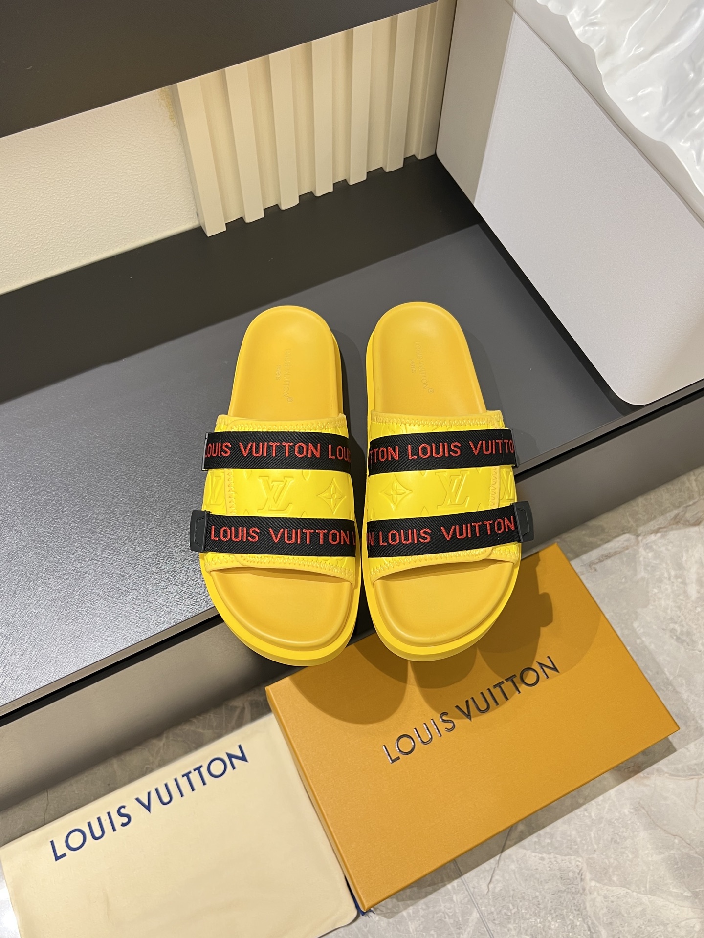 NO:851031,size38-44 (45 customized) Louis V* high-end boutique luxury slippers, 1:1 high-end quality, casual and sunny, loose and comfortable, the highest version of high-quality boutique, a must-have in summer!  ,,louis vuitton,slippers19860909size38-44（45定制）Louis V*高端精品  奢品拖鞋,1:1高端品质,休闲阳光宽松舒适型,最高版本高品质精品,经夏季必入哦！,,louis vuitton,slippers,Men's shoes