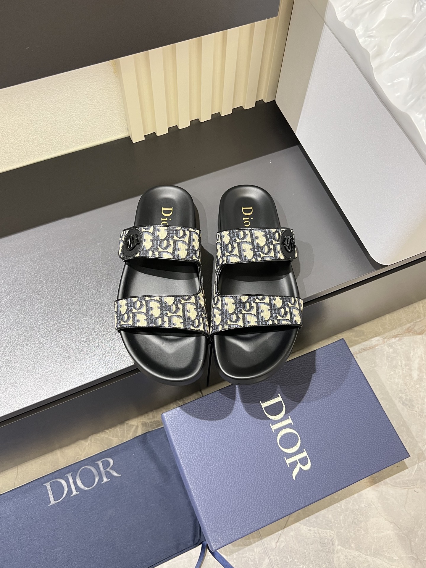 NO:745014,Size 38-45 Dior Dior's latest H-Town series Oblique thick-soled slippers sandals. Original purchase, development and production. This Dior H-Town sandal pays tribute to the classic logo of sports style and highlights Dior's haute couture spirit. It is carefully made of black rubber, with beige and black Oblique printed uppers, decorated with tonal cow leather details to enhance the style. The rubber sole incorporates various elements and is decorated with Dior  The logo is more refined and highlights the futuristic style. It can be worn with shorts or jeans. It comes with exquisite packaging at the counter. The fabric is original and customized with imported Oblique embroidery. The lining is imported soft sheepskin. The sole is made of original molded ultra-light foam material. The sole thickness is 4CM, dior, dior, sandals, slippers, shorts, jeans, cowhide, sheepskin.19860909码数38-45 Dior迪奥 最新款H-Town 系列 Oblique 厚底 拖鞋 凉鞋 原版购入开发 做货 这款 Dior H-Town 凉鞋致敬运动风格经典标识,彰显 Dior 的高订精神.采用黑色橡胶精心制作,搭配米色和黑色 Oblique 印花鞋面,饰以同色调牛皮革细节提升格调.橡胶鞋底融入多种元素,饰以 Dior 标志更显精致,彰显未来主义风格.可与短裤或牛仔裤搭配穿着 配合送专柜精美包装 面料原版定制进口Oblique刺绣 内里进口柔软羊皮里 鞋底原版开模超轻发泡材质 底厚4CM,,dior,dior,sandals,slippers,shorts,jeans,cowhide,sheepskin,Men's shoes