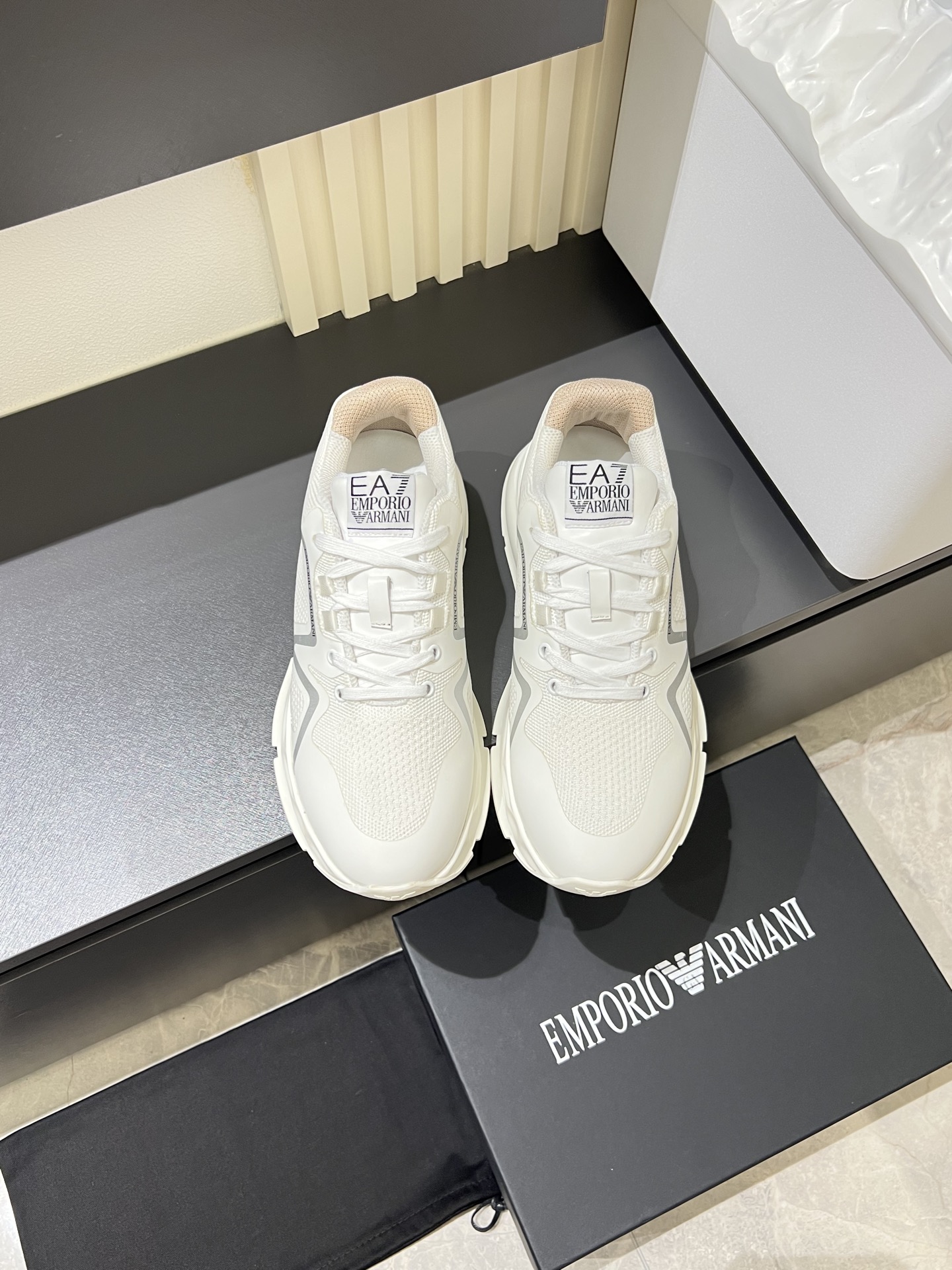 NO:349479,ARMAN*Ama* new sneakers, oh, this is so cool!  Extremely futuristic, outdoor functional styling, a must-have item that highlights fashion personality, with an imprinted EA logo on the heel, and imported glue-drop breathable mesh net!  The material production process is very good, professional factory production, foaming, wear-resistant, ultra-light large sole, durable and provides comfortable cushioning effect!  5 color selection, Size39-44 (38 45 46 customized), Armani, sneakers19860909ARMAN*阿玛*新款运动鞋,哎呦这也太酷了吧！极具未来感,户外机能造型,彰显时尚个性必备单品,鞋后跟饰有压印EA标识,进口滴胶透气网面网里！材料到制作工艺非常到位,专业工厂生产,发泡耐磨超轻大底,亦具有耐久性,并提供舒适的缓冲效果！ 5色选,Size39-44(38 45 46定做),,armani,sneakers,Men's shoes