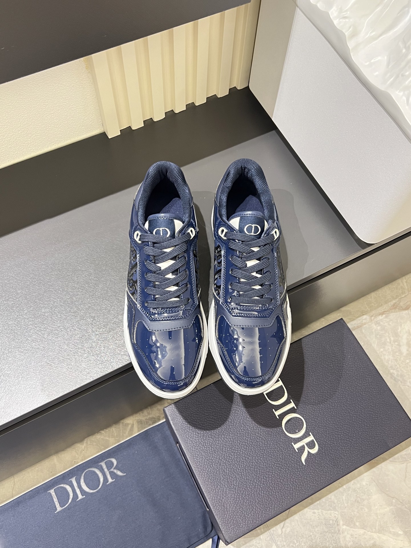 NO:730208,'Dio*' mid-top B27 casual sneakers, this B27 high-top sneaker is a new product in the series and continues Di*r's classic style. It is carefully made of gray and white smooth cow leather, and is decorated with beige and black Oblique printed panels on the side. The 'CD Icon' shaped lace eyelets are clever and delicate, and the two-color rubber sole, rear collar and heel are all equipped with the brand's signature details to enhance the style. Oblique is used on the ankle.  Printed laces, adjustable fit, complement the overall design. Fashionable and versatile, it can add luster to various looks. It creates a unique dynamic and modern exquisite design, presented in low-top and high-top styles. This new must-have shoe adds new color to Dior's archive heritage, showing modern elegance. Purchase the original version 1:1, please contact me if you need top quality!  Male 38-44!  ,,dior,dior,sneakers,cowhide19860909《Dio*》中帮B27休闲运动鞋,这款 B27 高帮运动鞋是该系列新品,延续 Di*r的经典款式.采用灰色和白色光滑牛皮革精心制作,侧面饰以米色和黑色 Oblique 印花镶片.“CD Icon”造型的鞋带孔眼巧妙精致,双色橡胶鞋底、后侧鞋口和鞋跟处均带有品牌标志性细节,提升格调.脚踝处搭配 Oblique 印花系带,可调节贴合度,与整体设计相得益彰.时尚百搭,可为各式造型增光添彩.塑造独具动感活力与摩登气息的精致设计,以低帮及高帮款式所呈现.这款全新必备鞋履为迪奥的典藏传承再赋新彩,尽显现代优雅格调.购入原版1:1打造,需要顶级品质请找我！ 男38-44！,,dior,dior,sneakers,cowhide,Men's shoes