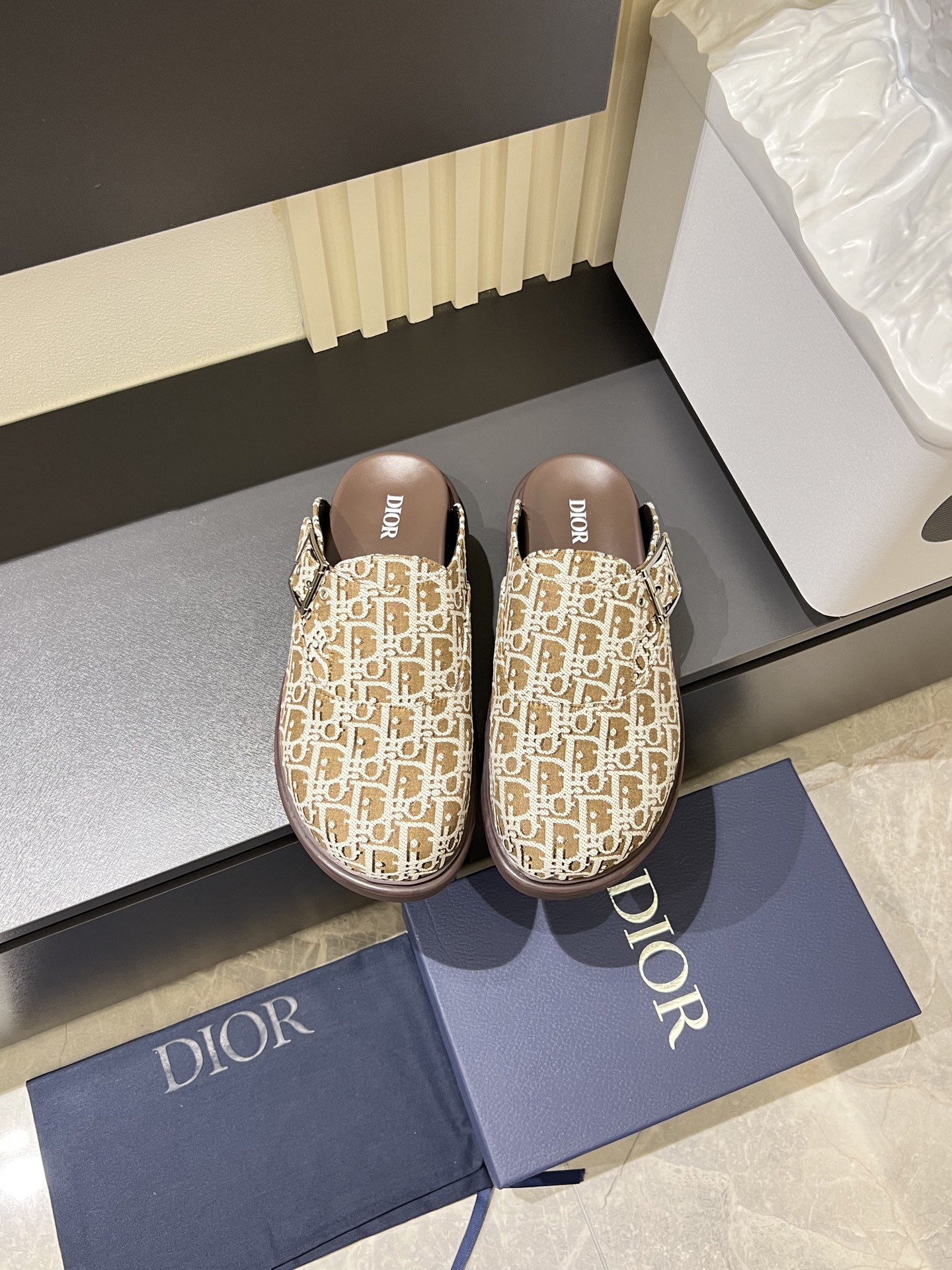 NO:745017,D's top purchasing agent is the same as Di's half-mog counter. The uppers are imported from Italy with D logo fabrics. High-quality complex splicing crafts. The original soles are specially provided by the original factory. The exclusive molded soles are super comfortable. The original factory orders are high-quality. You can enter and leave the counter at will. Comparisons are welcome. The code number is 38-45 (order 46).19860909D 顶级代购 迪 炸街男神半拖专柜同步,鞋面意大利进口D标志布面料,高品质复杂拼接工艺品,鞋底原厂特供原版底,独家活动成型底超级舒适,原厂跟单货,高品质,可随意进出专柜,欢迎对比,码数 38-45（订 46）,,Men's shoes