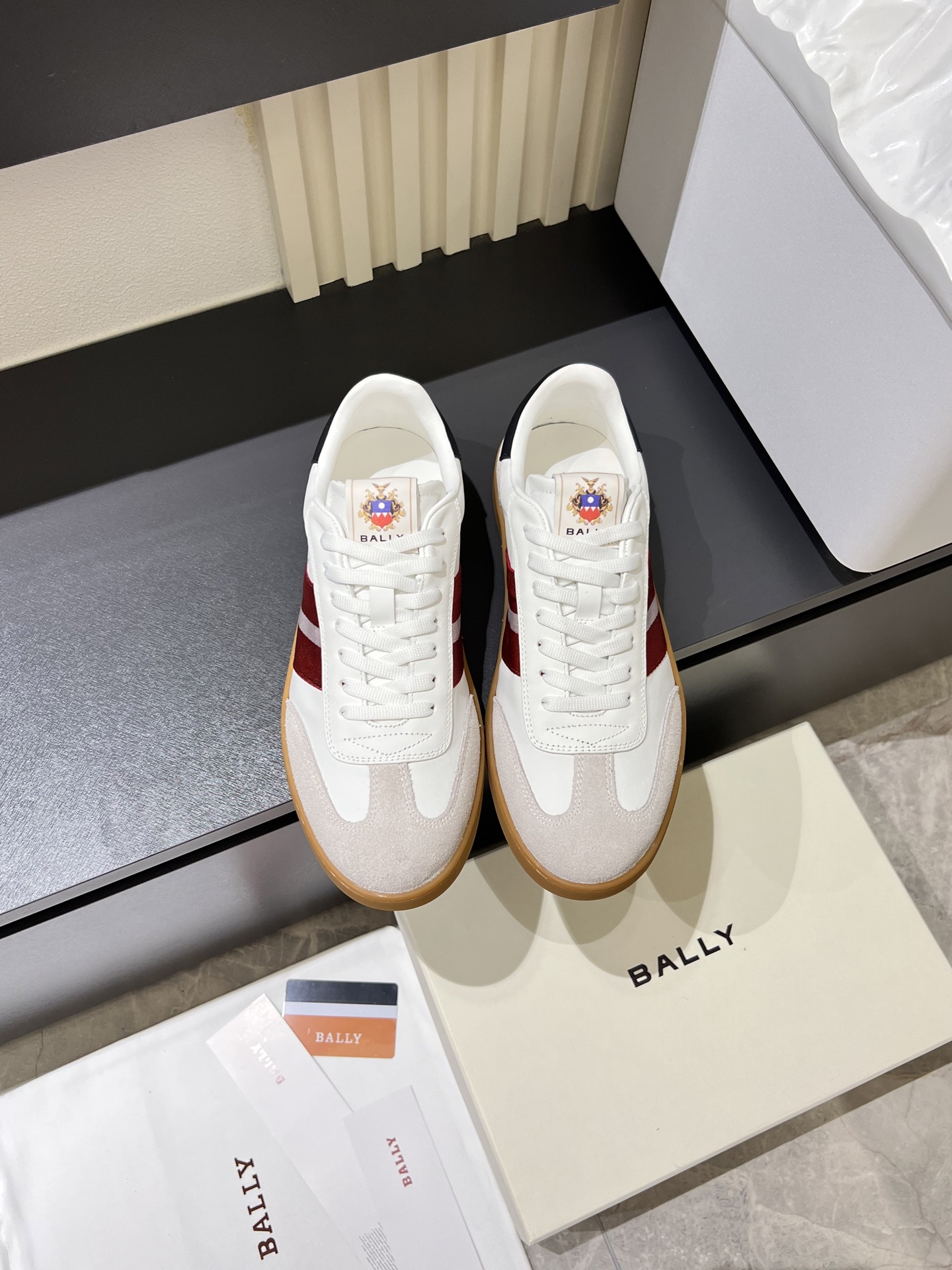 NO:745006,Bally original goods, men's spring and summer casual sports shoes, new models on sale at counters, made of imported cowhide leather uppers, soft, delicate, comfortable and breathable fabrics, hand-stitched stitching, hemming details, cowhide lining for feet, with new V-bottom rubber combination outsole, versatile for casual fashion!  Size38-44 (45 customized),,bally,sneakers,cowhide19860909Bally巴利原厂货,男士春夏休闲运动鞋,专柜在售新款,采用进口牛皮鞋面,面料柔软细腻舒适透气,手工缝线工艺,包边细节,牛皮内里垫脚,搭配新款V底橡胶组合大底,休闲时尚百搭！Size38-44（45订做）,,bally,sneakers,cowhide,Men's shoes