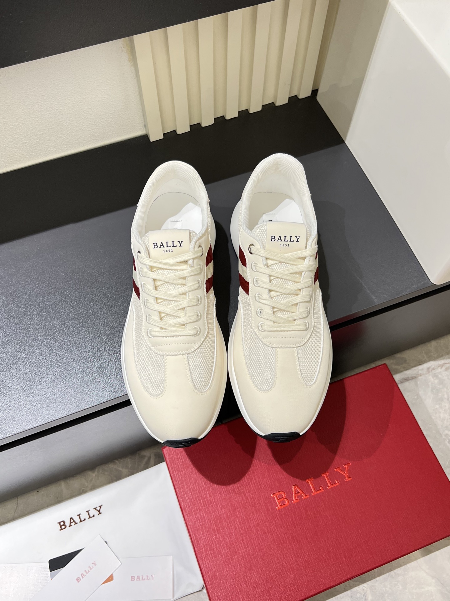 NO:730843,BALL* Demmy sneakers use mixed materials based on daily styling. They are made of solid color and suede cow leather with textured mesh. They are comfortable and soft sheepskin lining. Contrast color decorations are used on both sides to add novelty. Ultra-light original outsole. Size 38-44, can be customized to 45, sneakers, cowhide, sheepskin19860909BALL*巴莉 Demmy 运动鞋 在日常造型基础上采用混合材质,选用纯色与绒面牛皮革,搭配质感网布制成,舒适软软羊皮内里.两侧运用撞色装饰增添新意.超轻原版大底. 码数38-44,可定做45,,sneakers,cowhide,sheepskin,Men's shoes