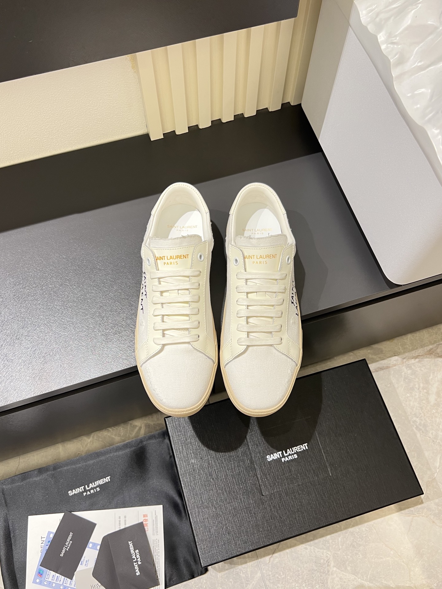 NO:756455,New couple model Saint Laurent is a hot-selling model, the latest model for the four seasons, YSL side electric embroidery LOGO is casual, versatile and fashionable, the classic and attractive design style is particularly beautiful on the feet, the vivid outline of shining stars, the light texture follows the bright sunshine. Take the fashionable and high-end route to see the different world outside, the shoe shape and workmanship are impeccable!  The material is imported calfskin lining from Italy, foot pads water-dyed sheepskin, size female 35-39 (female 40 41 customized) size male 38-45!  ,,saint laurent,saint laurent,saint laurent,cowhide,sheepskin19860909新品情侣款Saint Laurent 圣罗兰热销款,四季同步最新款、YSL侧面电绣LOGO休闲百搭又时髦,经典耐看的设计风格 上脚效果特别美,闪亮的星星生动轮廓轻盈质感跟随明媚阳光.走时髦高端路线一起去看看外面不一样的世 ,鞋型和做工无可挑剔！ 材料采用意大利进口小牛皮内里 垫脚水染羊皮 Size女35-39（女40 41定做）Size男38-45！,,saint laurent,saint laurent,saint laurent,cowhide,sheepskin,Men's shoes