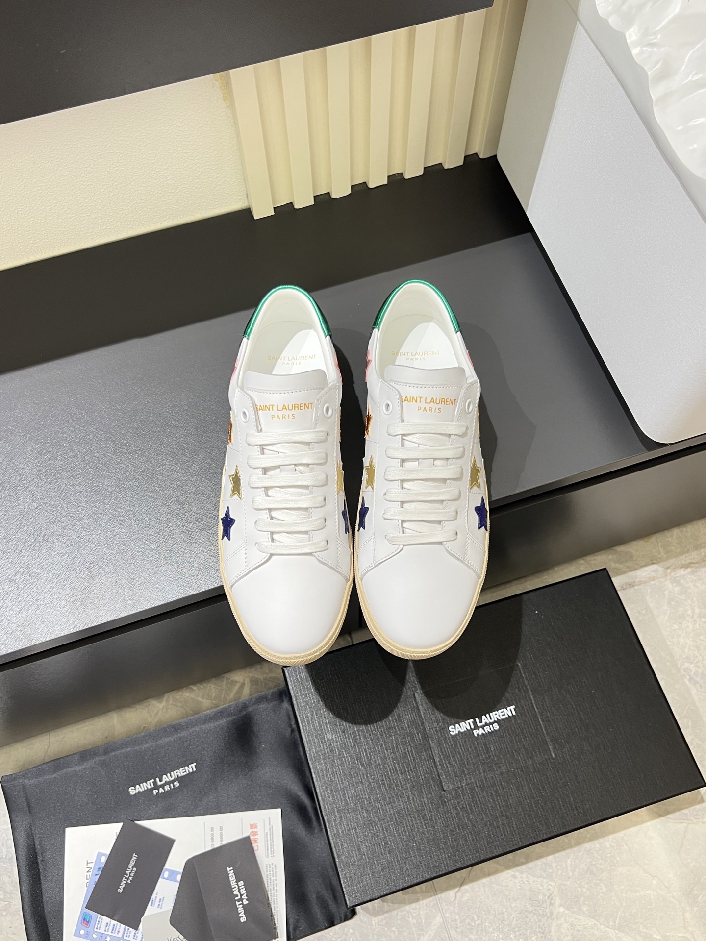 NO:730250,New couple model Saint Laurent is a hot-selling model, the latest model for the four seasons, YSL side electric embroidery LOGO is casual, versatile and fashionable, the classic and attractive design style is particularly beautiful on the feet, the vivid outline of shining stars, the light texture follows the bright sunshine. Take the fashionable and high-end route to see the different world outside, the shoe shape and workmanship are impeccable!  The material is imported calfskin lining from Italy, foot pads water-dyed sheepskin, size female 35-39 (female 40 41 customized) size male 38-45!  ,,saint laurent,saint laurent,saint laurent,cowhide,sheepskin19860909新品情侣款Saint Laurent 圣罗兰热销款,四季同步最新款、YSL侧面电绣LOGO休闲百搭又时髦,经典耐看的设计风格 上脚效果特别美,闪亮的星星生动轮廓轻盈质感跟随明媚阳光.走时髦高端路线一起去看看外面不一样的世 ,鞋型和做工无可挑剔！ 材料采用意大利进口小牛皮内里 垫脚水染羊皮 Size女35-39（女40 41定做）Size男38-45！,,saint laurent,saint laurent,saint laurent,cowhide,sheepskin,Men's shoes