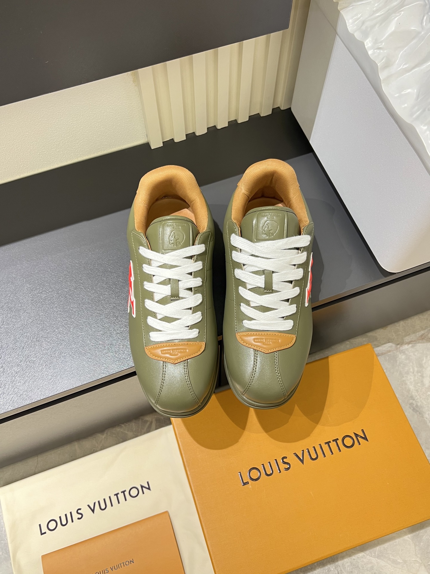 NO:730818,[Louis Vuitton] Louis Vuitton high-end quality original casual sports shoes, upper Nappa calfskin. Color-printed brand totem, shoe body sewn brand module, toe, tongue, heel; air-pressure brand logo lining brand canvas outsole ultra-light original TPU rubber foam; molded outsole ultra-high quality control·fine workmanship highlights (high-end·luxury·grade) Size 39-44 (45, can be customized),,louis  vuitton,louis vuitton,sneakers,cowhide19860909【Louis Vuitton】路易威登 高端品质 原单休闲运动鞋 鞋面纳帕小牛皮.彩印品牌图腾、鞋身车缝品牌模块、鞋头.鞋舌.后跟；空压品牌logo 内里品牌帆布 大底超轻原版TPU橡胶发泡；成型大底 超高品控·做工精细凸显(高端·贵气·档次) Size 39-44（45,可订做),,louis vuitton,louis vuitton,sneakers,cowhide,Men's shoes