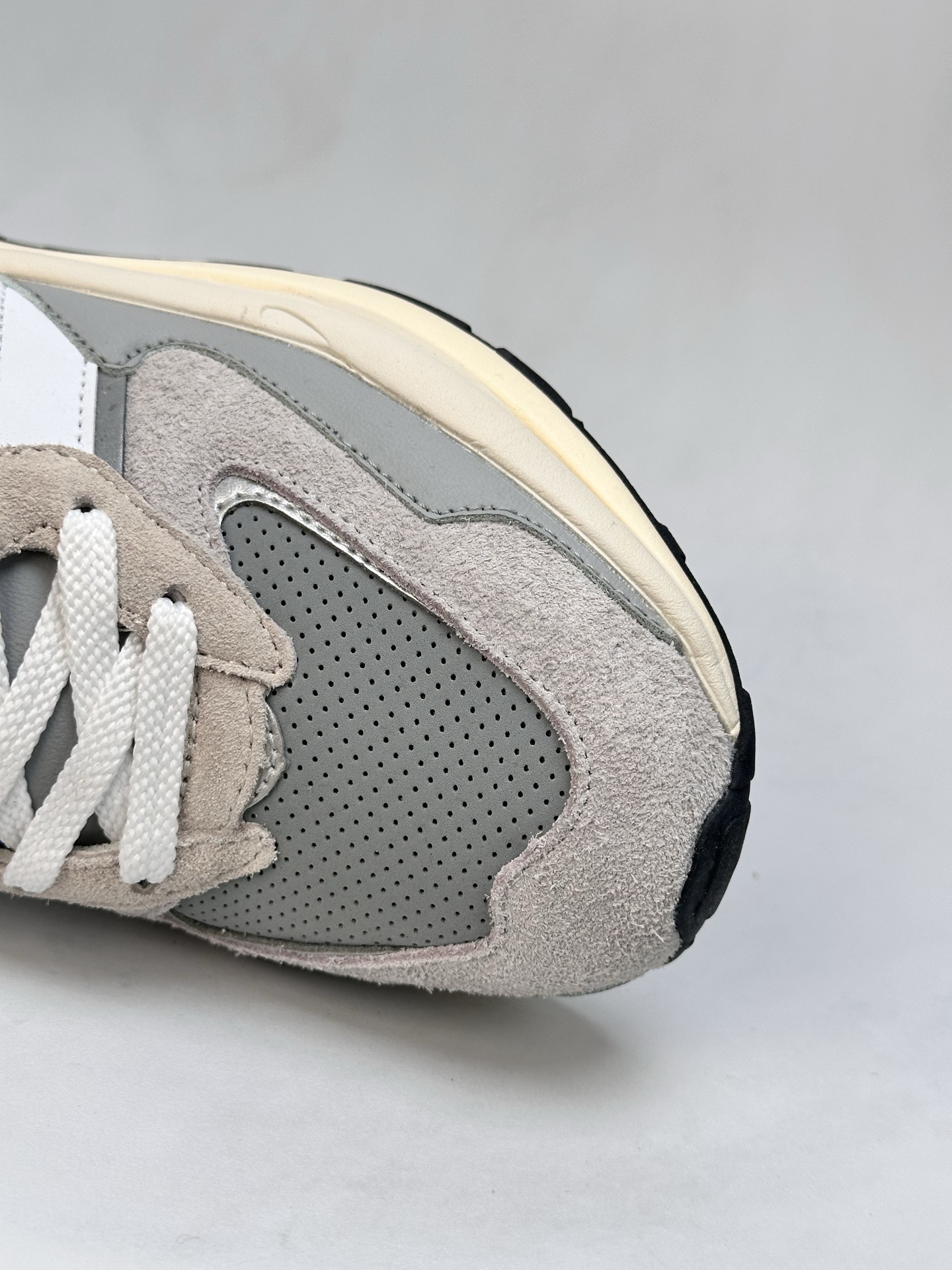 New Balance 5740 Retro Sneakers: Suede Accents, Iconic N Logo, Gray/White 8 i1745396709058 887 0 6
