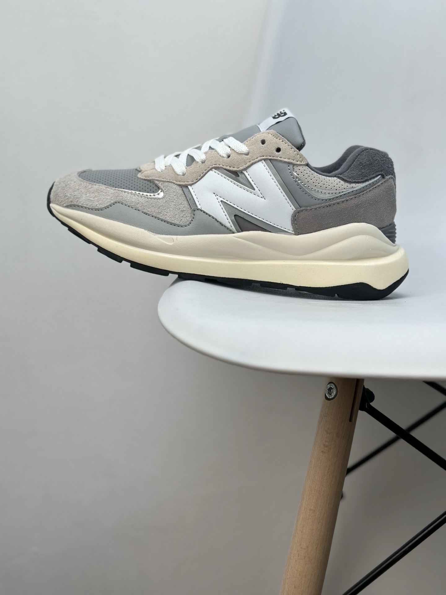 New Balance 5740 Retro Sneakers: Suede Accents, Iconic N Logo, Gray/White 2 i1745396709175 6040 0 0