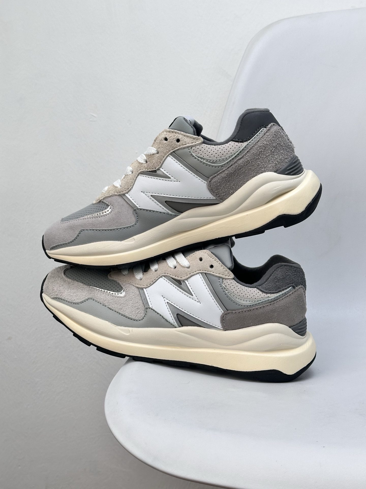 New Balance 5740 Retro Sneakers: Suede Accents, Iconic N Logo, Gray/White 5 i1745396709260 5789 0 3