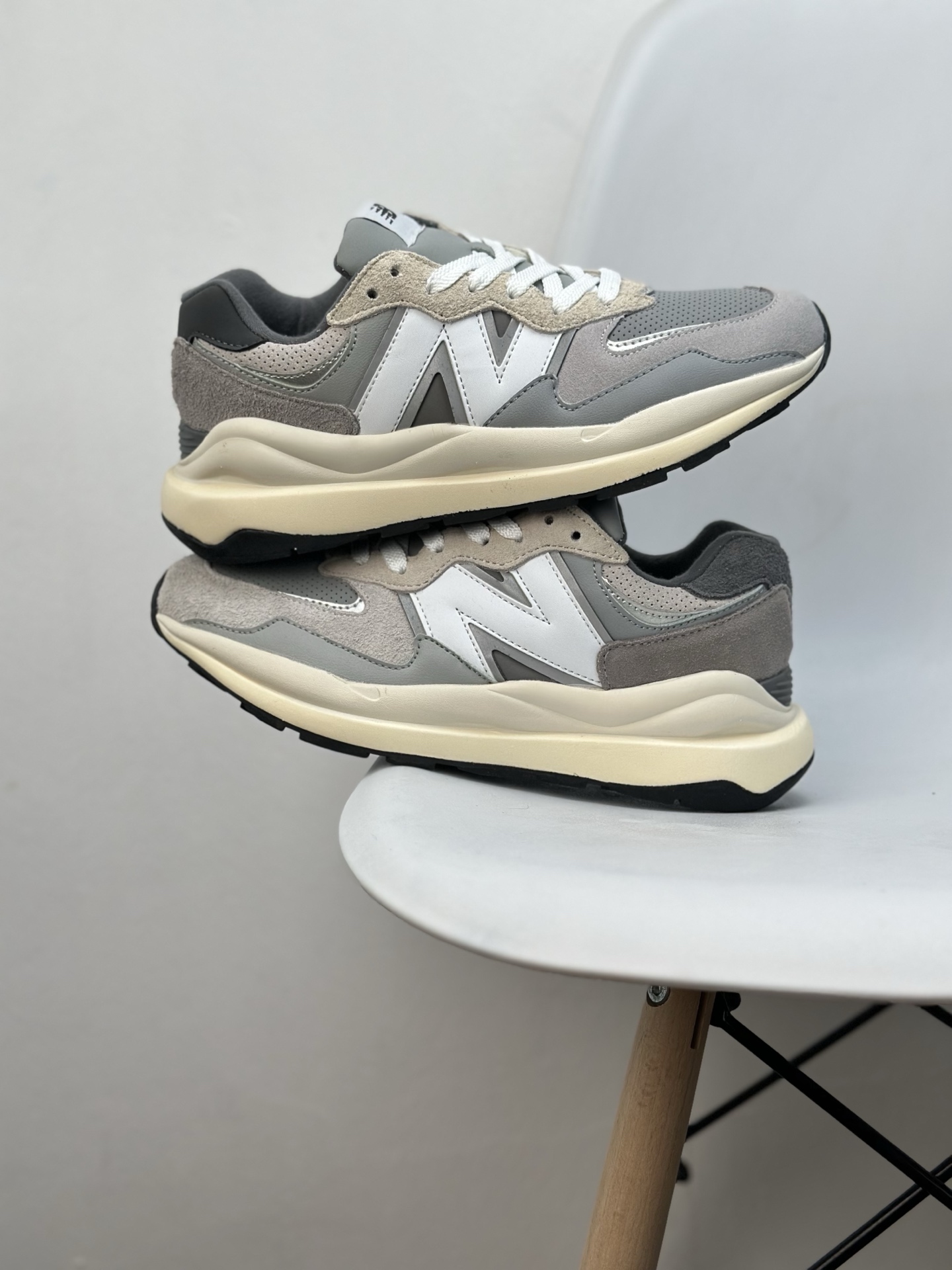 New Balance 5740 Retro Sneakers: Suede Accents, Iconic N Logo, Gray/White 3 i1745396710360 5622 0 1