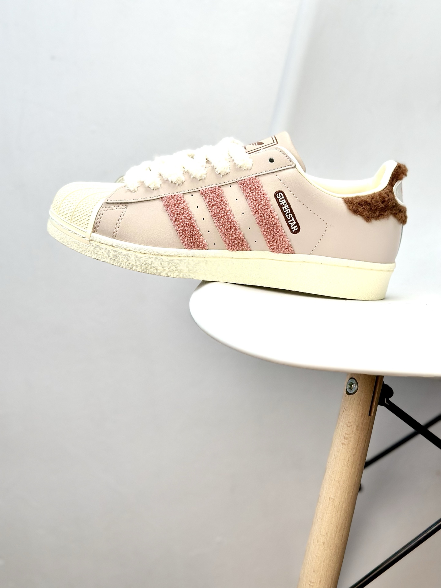 #X版 出厂价💰90
阿迪达斯/三叶草Adidas Originals Superstar OG Vintage"Earth Strata Black"经典贝壳头古着系列低帮百搭休闲运动板鞋XR“皮革粉绒毛三杠淡粉”JR6986
尺码:36 36⅔ 37⅓ 38 38⅔ 39⅓ 40 40⅔ 41⅓ 42 42⅔ 43⅓ 44 45