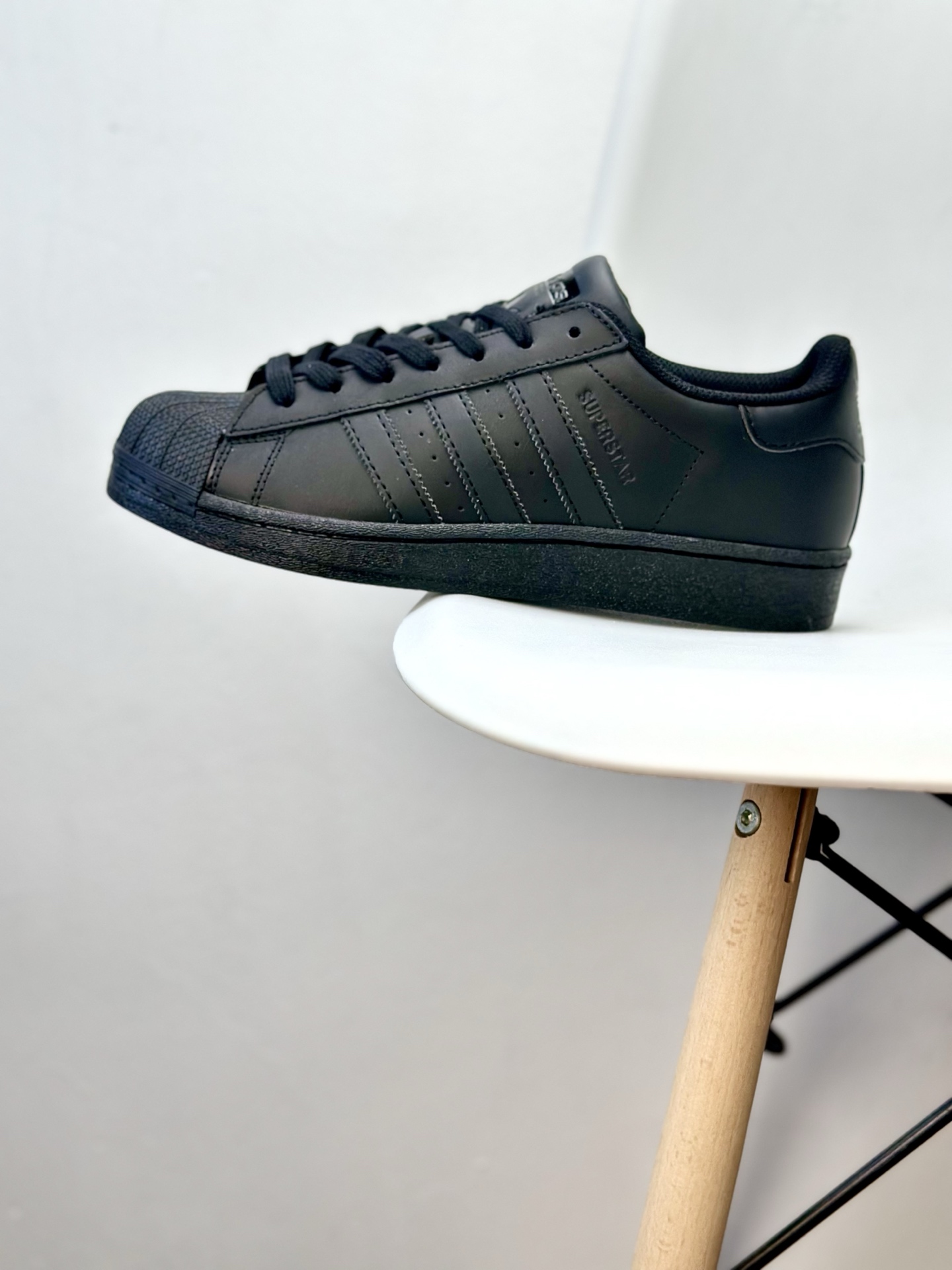 #X版 出厂价💰90
阿迪达斯/三叶草Adidas Originals Superstar OG Vintage"Earth Strata Black"经典贝壳头古着系列低帮百搭休闲运动板鞋XR“三代皮革全黑”FU7713
尺码:36 36⅔ 37⅓ 38 38⅔ 39⅓ 40 40⅔ 41⅓ 42 42⅔ 43⅓ 44 45