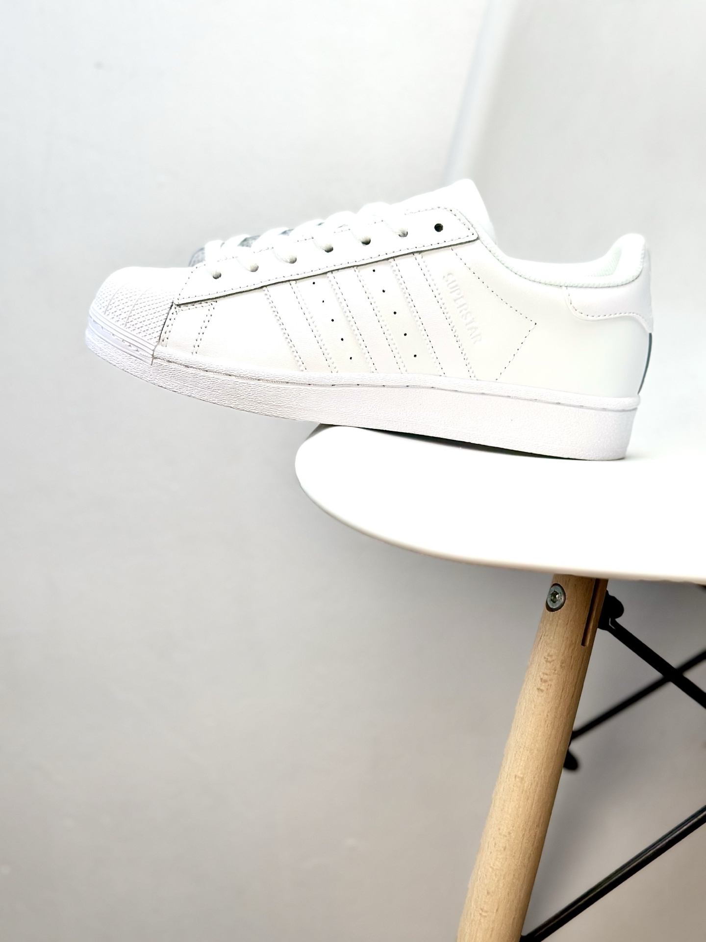 #X版 出厂价💰90
阿迪达斯/三叶草Adidas Originals Superstar OG Vintage"Earth Strata Black"经典贝壳头古着系列低帮百搭休闲运动板鞋XR“三代皮革全白”FV3285
尺码:36 36⅔ 37⅓ 38 38⅔ 39⅓ 40 40⅔ 41⅓ 42 42⅔ 43⅓ 44 45