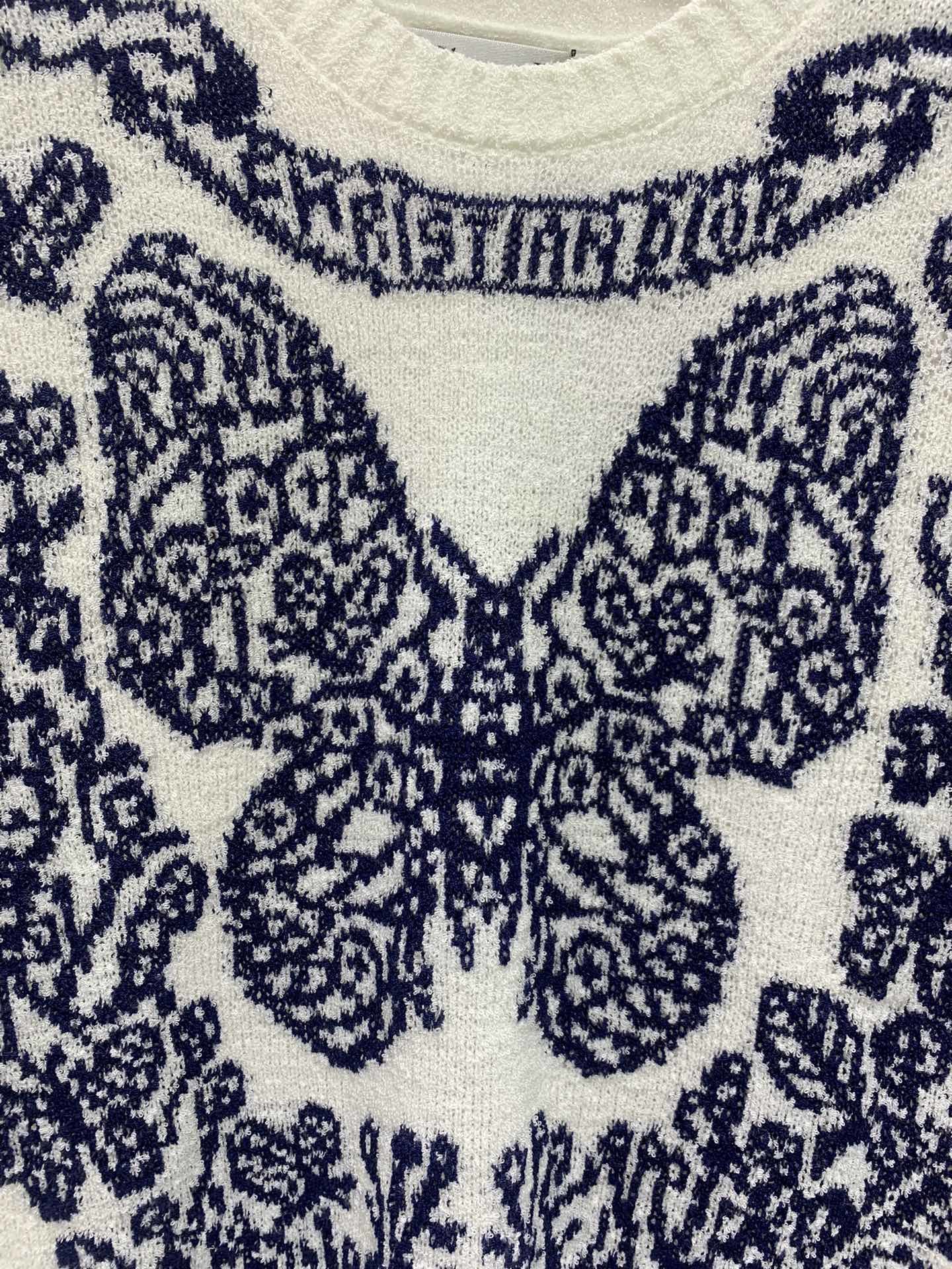 *新款蝴蝶图案针织上衣这件上衣的设计简直太精致了！大大的蝴蝶图案轻盈又可爱仿佛随时都能飞起来而且它的颜色