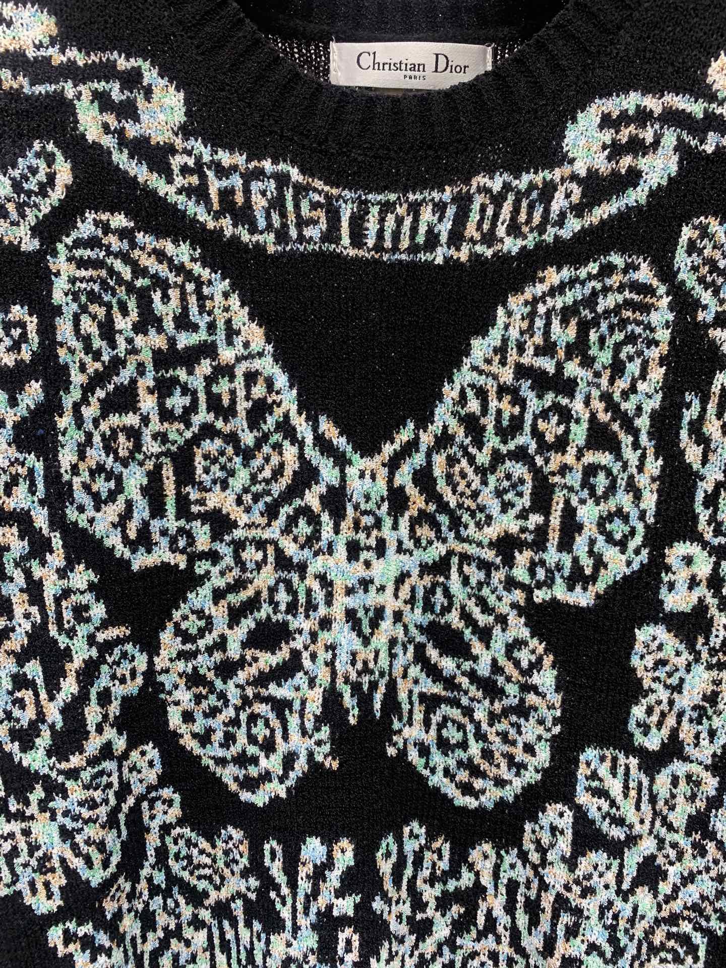 *新款蝴蝶图案针织上衣这件上衣的设计简直太精致了！大大的蝴蝶图案轻盈又可爱仿佛随时都能飞起来而且它的颜色