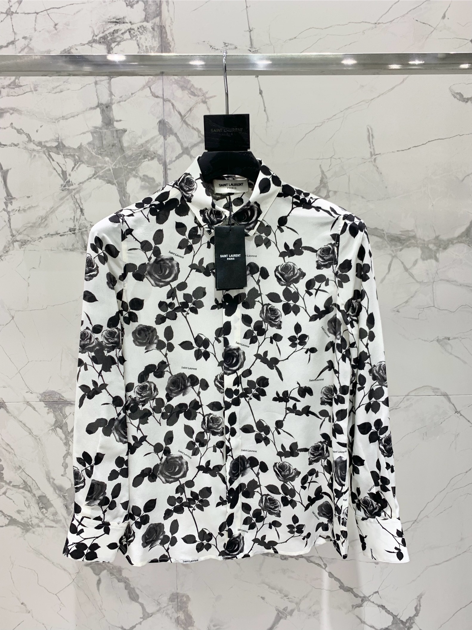 NO:923268,* Rose silk flower shirt, versatile, stylish and classic YS* An elegant poem in the black and white rose garden - the black and white rose flower shirt is breathtakingly elegant!  The design of this shirt is so unique!  Based on the classic black and white color scheme, it is embellished with delicate rose flowers, which seem to be the elegant melody jumping out of the symphony of black and white. Wearing it, you can feel the classics and romance of the YS* brand. In terms of material, this shirt also does not disappoint. It is smooth to the touch, light and comfortable to wear, and can be easily controlled whether it is work or leisure occasions, showing your elegance. Size SML BM, Saint Laurent-Clothing, saint laurent, real silk,19860909* 玫瑰真丝花朵衬衣 百搭洋气 经典 YS*黑白玫瑰花园中的优雅诗篇—黑白玫瑰花朵衬衣,优雅得让人窒息！ 这件衬衣的设计真是别致！以经典的黑白配色为基调,一朵朵精致的玫瑰花朵点缀其上,仿佛是黑与白的交响乐中跳跃出的优雅旋律.穿上它,仿佛就能感受到YS*品牌的经典与浪漫. 材质上,这款衬衣同样不让人失望.触感柔滑,穿上身轻盈舒适,无论是工作还是休闲场合,都能轻松驾驭,展现出你的优雅气质. 码数SML BM,圣罗兰-服装,saint laurent,real silk,,Women's clothing