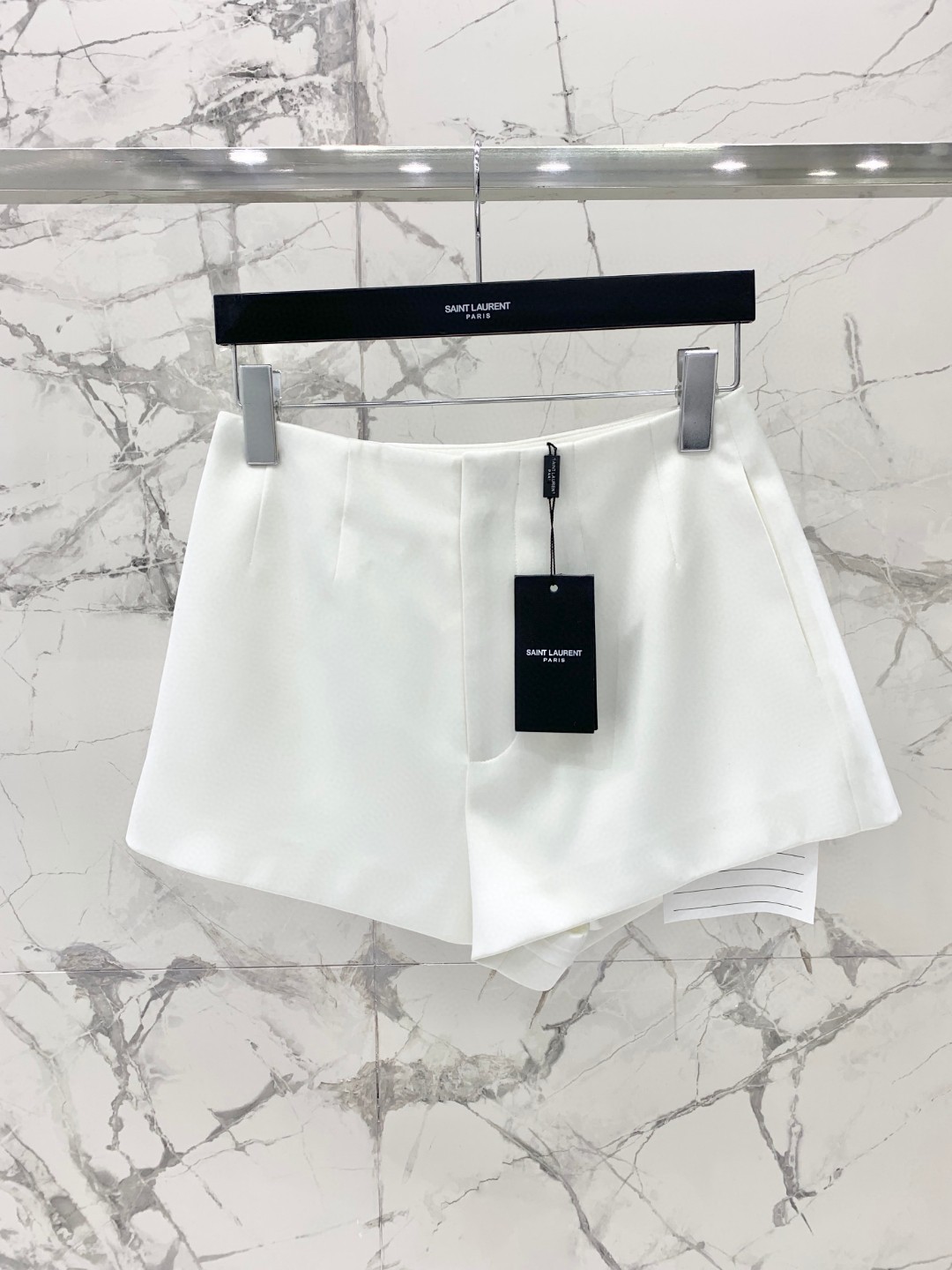 NO:829083,* Holy Family's new acetate fiber satin shorts. Imported Korean materials ~ high-density yarn fine weaving to solve the problem of easy drawing. Classic shorts. Ten-to-ten color. Black and white. Light blue. Size. SML, saint laurent-clothing, saint laurent, shorts,19860909* 圣家 新款醋酸纤维缎短裤 进口韩国料～高密纱线精织 解决易抽纱问题 经典版型短裤 十拿十补 颜色黑白 浅蓝 码数SML,圣罗兰-服装,saint laurent,shorts,,Women's clothing