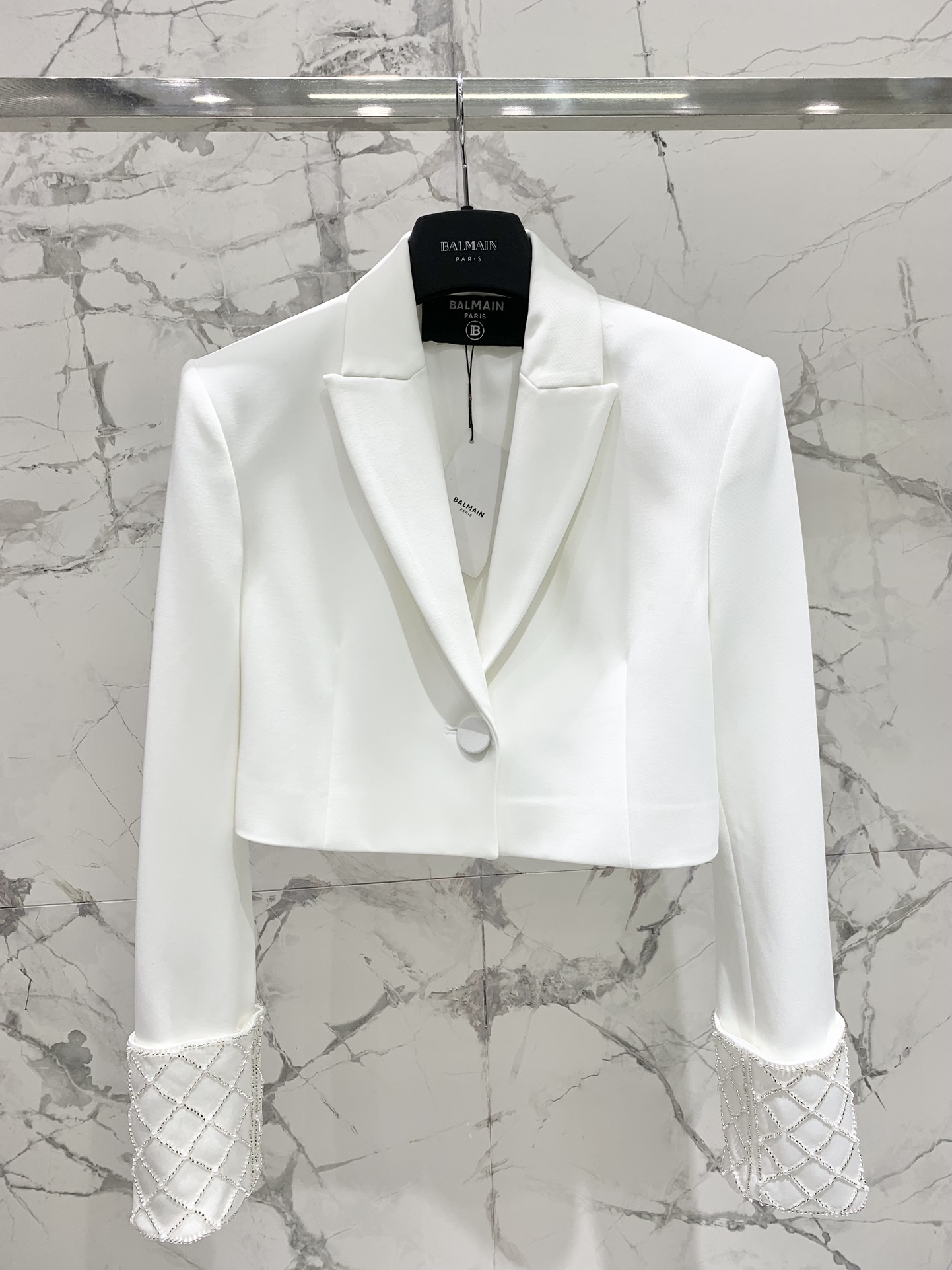 NO:932797,* Barr's new handmade pearl top is breathtakingly beautiful and luxurious!  This suit is made of high-grade twill fabric, which feels super comfortable. Its design is super unique, and the embellishment of hand-made beads and pearls makes the whole suit look luxurious and grand. The top is slim-fitting, which can perfectly show off the curves of the figure, while the skirt is a high-waisted A-line skirt, which can cover the belly and make you look slimmer and taller!  Whether paired with high heels or white shoes, it can easily be used in various occasions. Wear it to participate in various parties and activities, and it will definitely become the focus of the audience!  The quality is great, you can feel full of confidence and charm when you wear it!  If you like luxurious and grand style, then don’t miss this Barr’s handmade pearl beading set!  #Bar* #Handmade pearl beading suit #Luxury style #Party wear #Confident charm Size SML suit, Balmain-clothing, balmain, high heels, skirts,19860909* 巴尔家新款手工坊珍珠上衣 美到窒息的奢华感！ 这套套装采用了高级斜纹面料,手感超级舒适 它的设计超级独特,手工钉珠和珍珠的点缀,让整个套装看起来奢华又大气. 上衣是修身的剪裁,能够完美展现出身材的曲线美,而裙子则是高腰A字裙,能够遮盖住小肚腩,显瘦又显高！ 无论是搭配高跟鞋还是小白鞋,都能轻松驾驭各种场合. 穿上它去参加各种聚会和活动了,肯定能成为全场焦点！ 品质很棒,穿上它就能感受到满满的自信和魅力！ 喜欢奢华又大气的风格,那就千万不要错过这套巴尔家手工珍珠钉珠套装哦！ #巴尔* #手工珍珠钉珠套装 #奢华风格 #聚会穿搭 #自信魅力 码数SML 西服,巴尔曼-服装,balmain,high heels,skirts,,Women's clothing