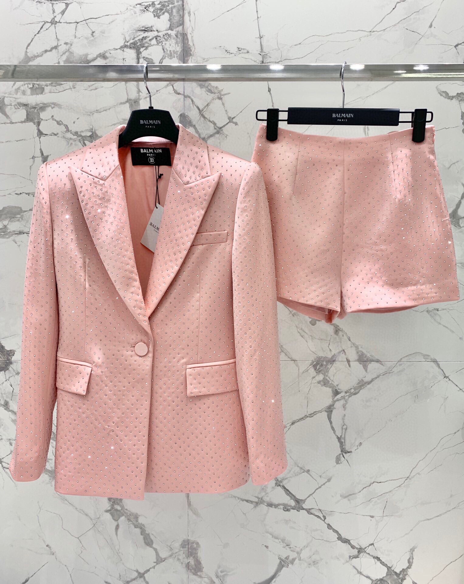 Balmain’s Retro Acrylic Diamond Shorts: Advanced Custom Women’s Suit Collection - 图片 9