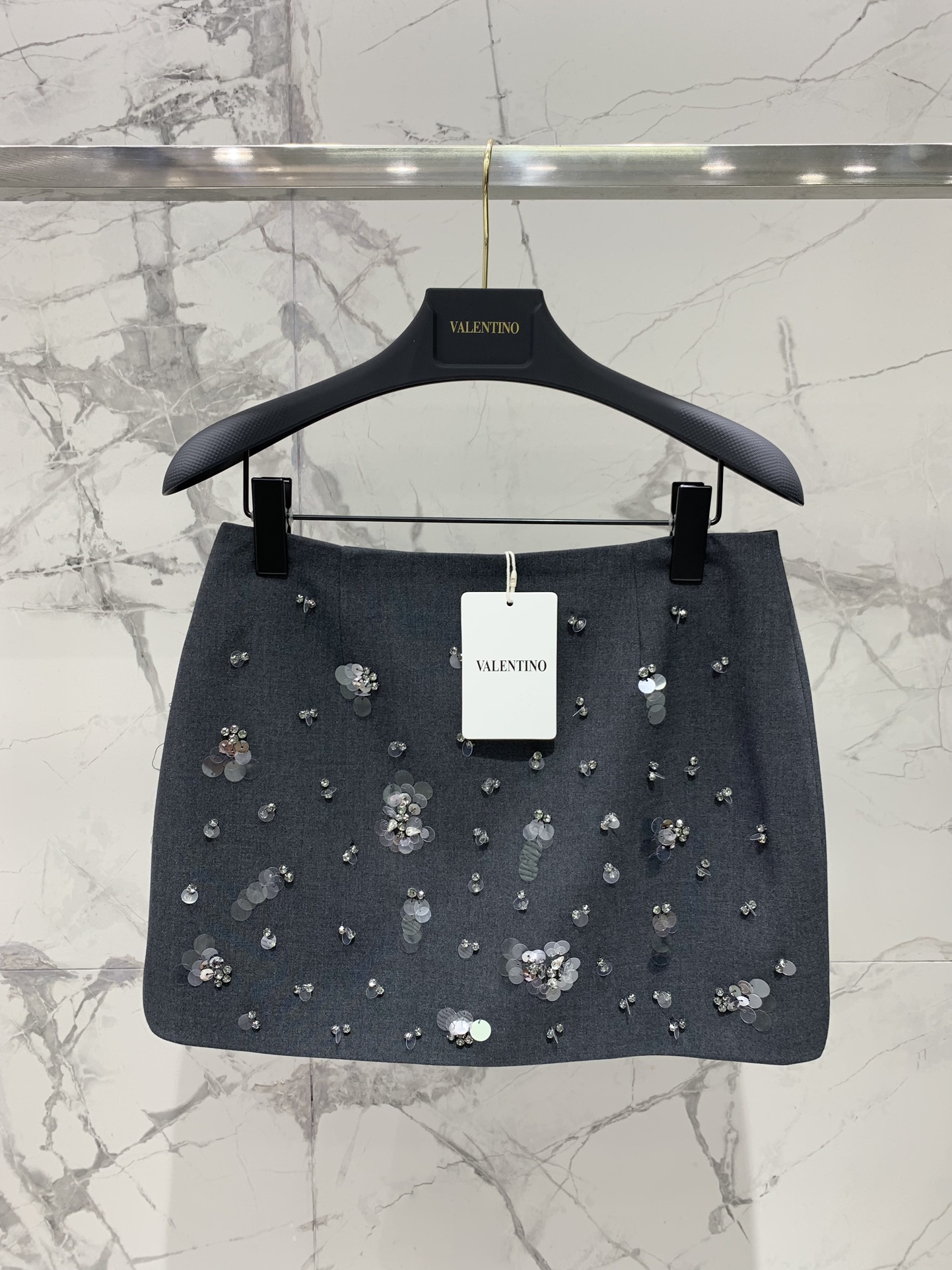 NO:825782,*Warren's new gray heavy industry series skirt, yb custom-made Validin wool texture fabric, high-end texture, heavy hand-drilling process, advanced customization, elegant and noble, versatile and slim, rich French fashion, high-end elegance, visible nobility and elegance, absolutely C-level role in participating in activities and annual meetings. Must-have style. Exclusive first release, code number SML, Valentino-clothing, valentino, skirts,19860909*华伦家 新款灰色系重工系列半裙 yb定制凡立丁羊毛质地面料 高级质感 重手工烫钻工艺 高级定制优雅高贵 百搭显瘦,富贵法式时尚高级优雅 可见的高贵典雅,参加活动、年会绝对C位的角色 必入款 独家首发 码数SML,华伦天奴-服装,valentino,skirts,,Women's clothing