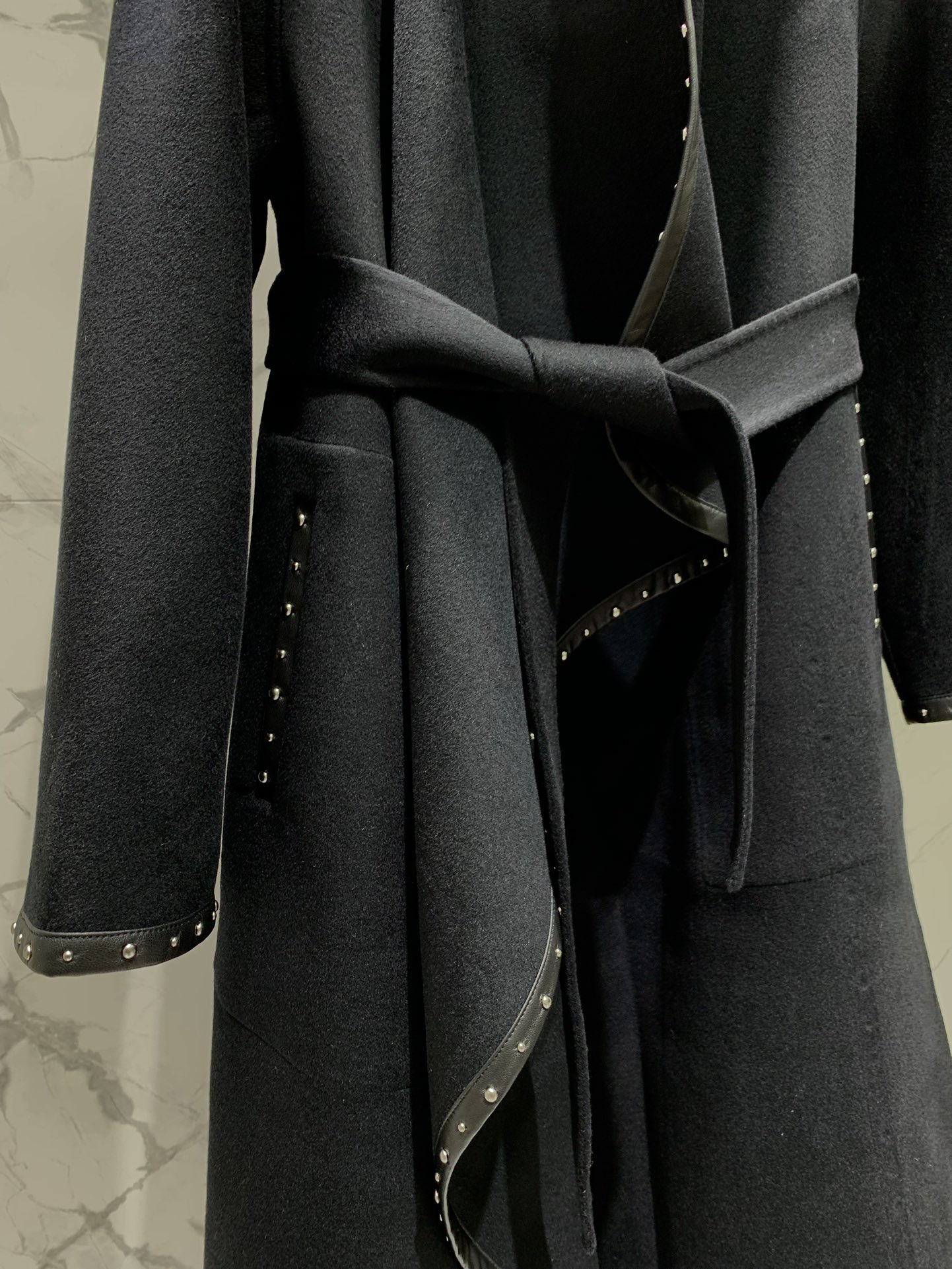 HERMÈS Rivet Patchwork Cashmere Coat: Winter Warmth & Runway Style 9 i1725781926 4593 1