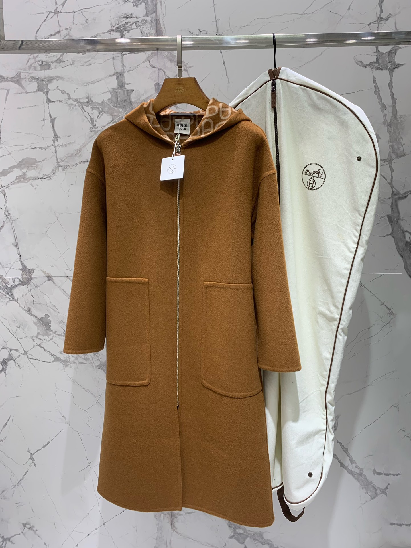 Elegant Double-Faced Cashmere Coat with Jacquard Detailing 3 i1734626081 6464 4