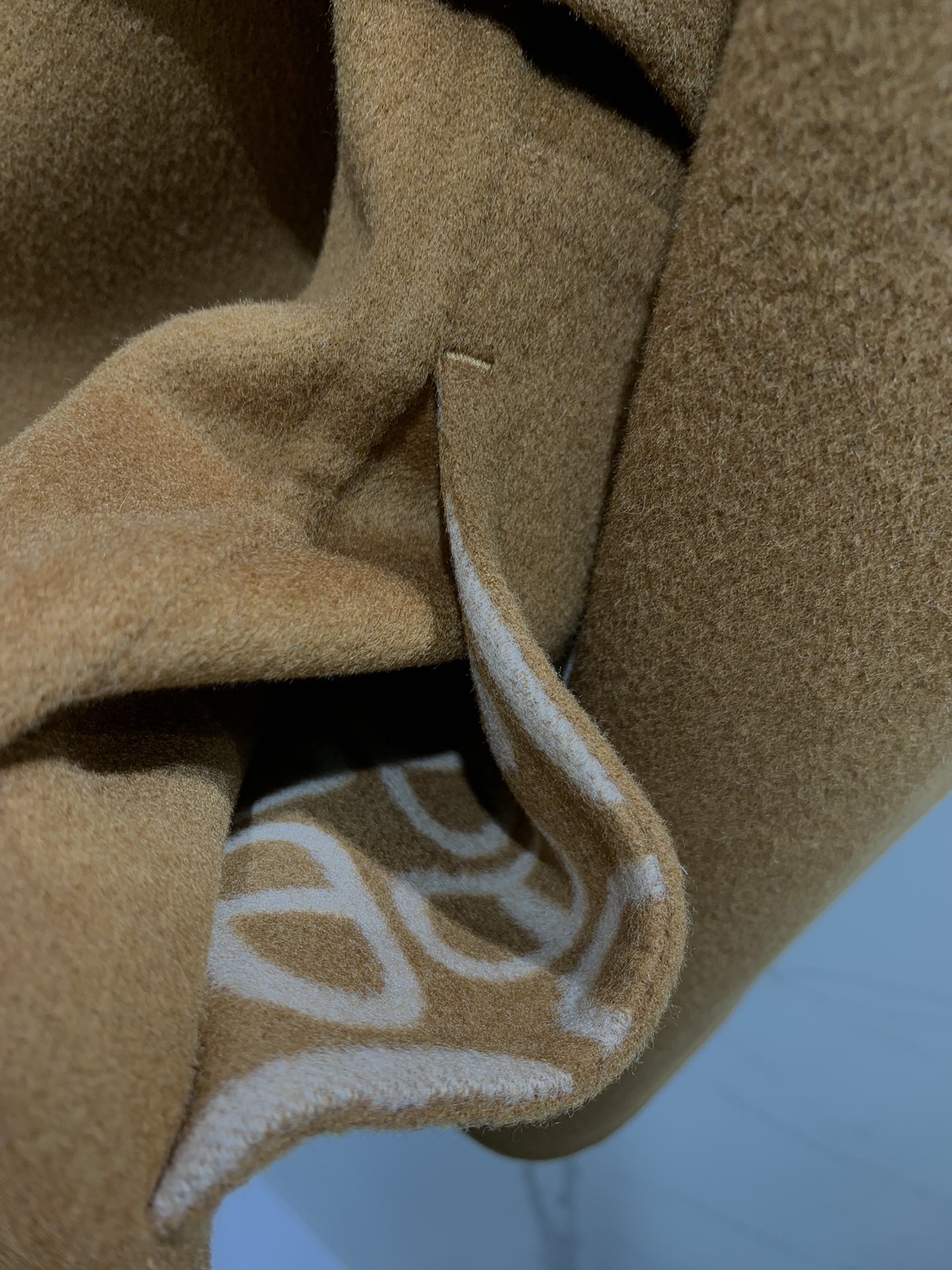Elegant Double-Faced Cashmere Coat with Jacquard Detailing 8 i1734626081 9363 1
