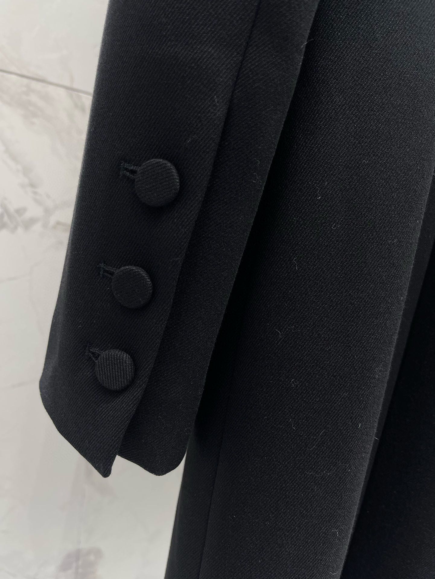 Yves Saint Laurent Single-Breasted Midi Blazer - Elegant & Stylish 9 i1735781261 4746 7