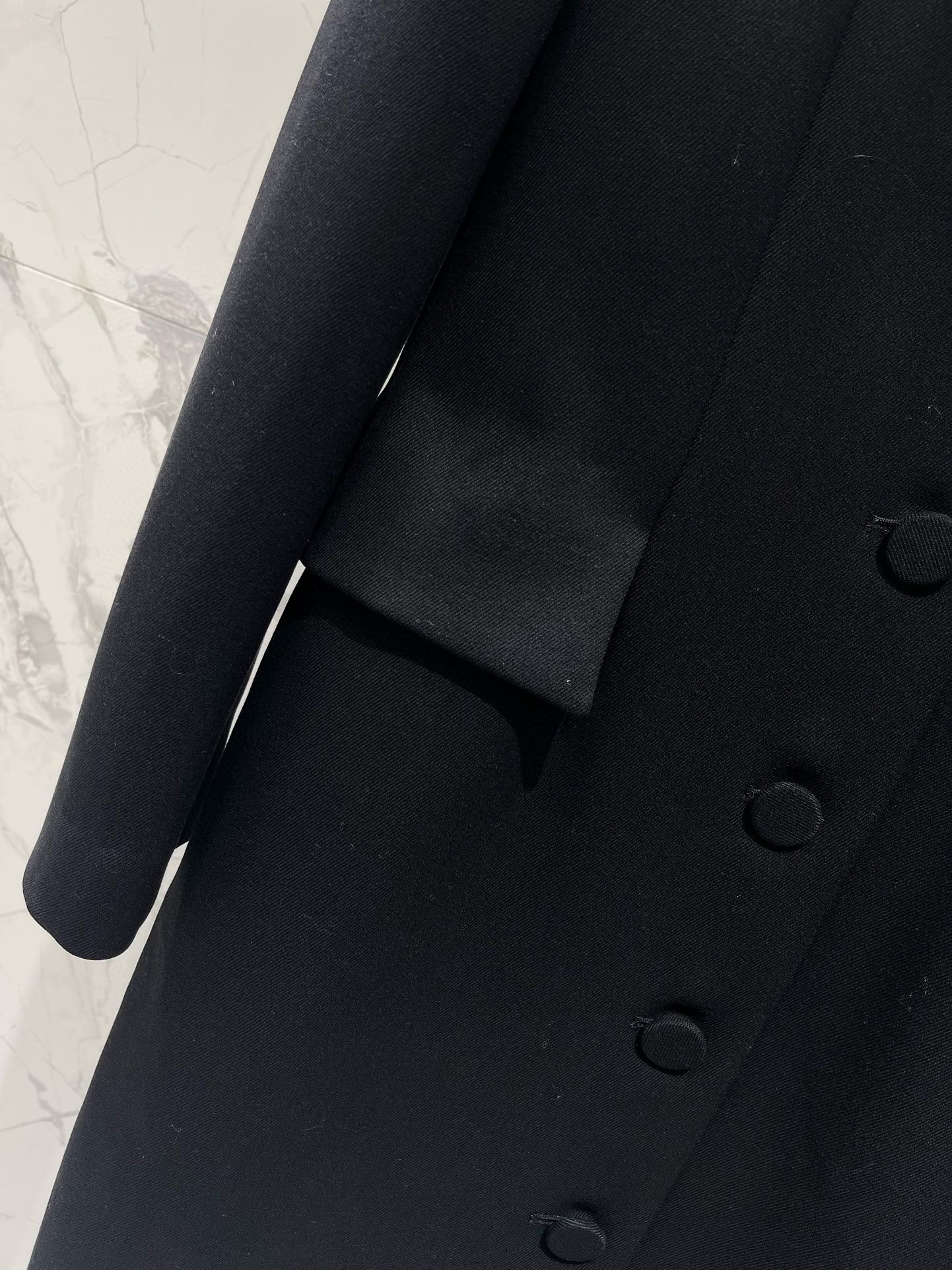 Yves Saint Laurent Single-Breasted Midi Blazer - Elegant & Stylish 7 i1735781261 5109 5