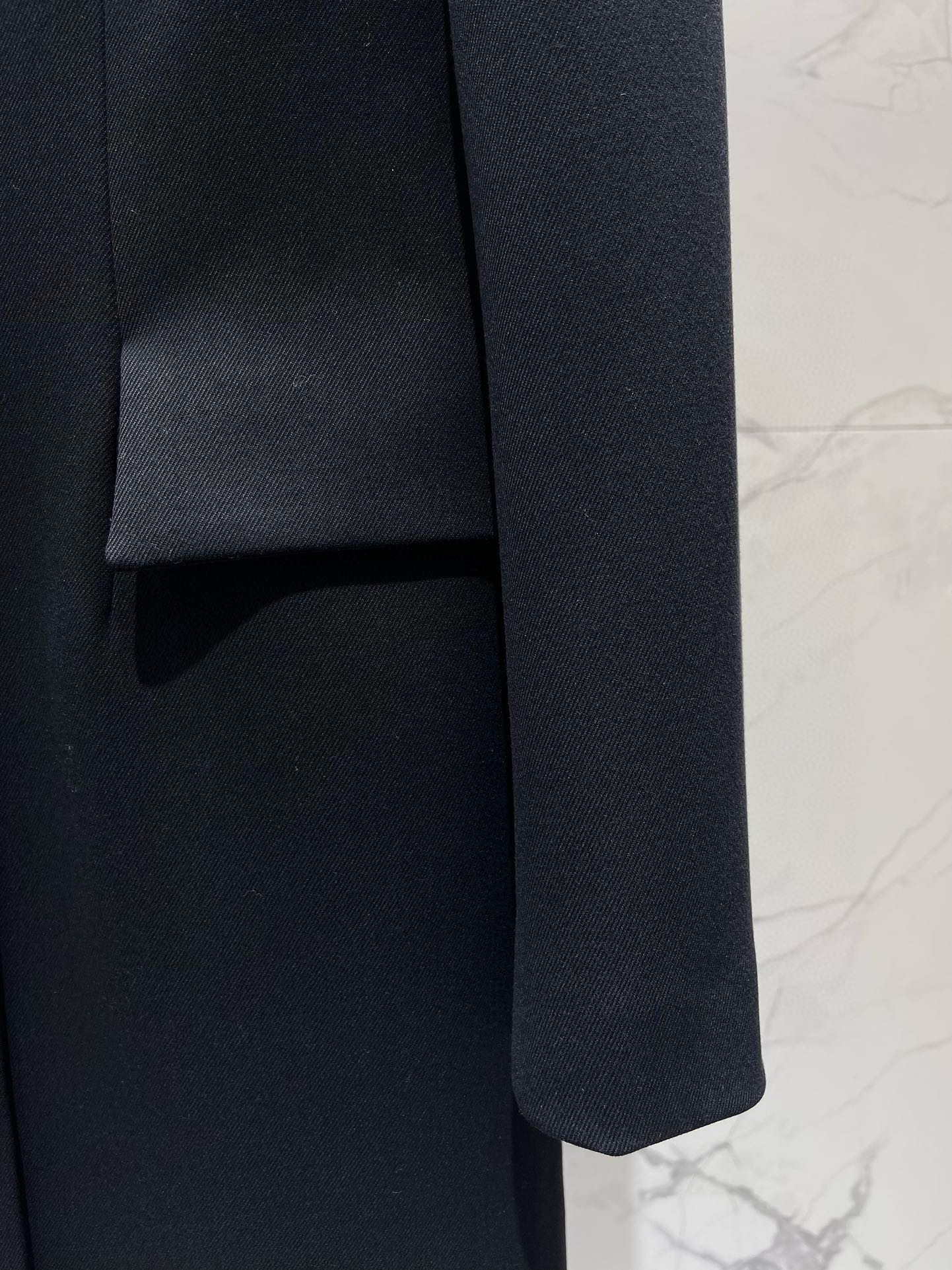 Yves Saint Laurent Single-Breasted Midi Blazer - Elegant & Stylish 6 i1735781261 8203 4
