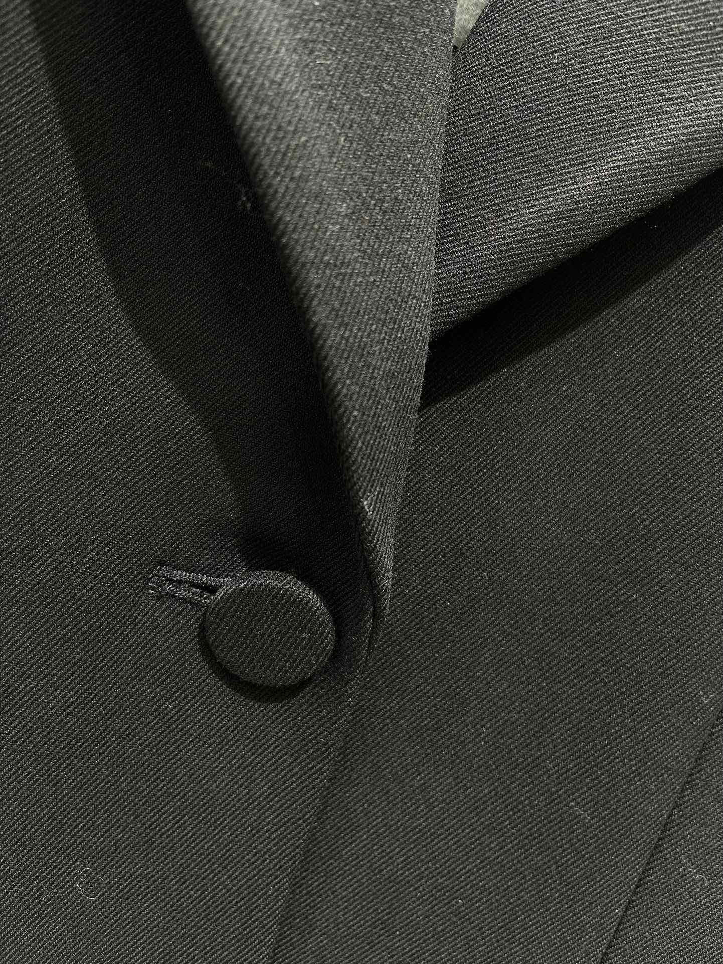 Yves Saint Laurent Single-Breasted Midi Blazer - Elegant & Stylish 5 i1735781261 9235 3