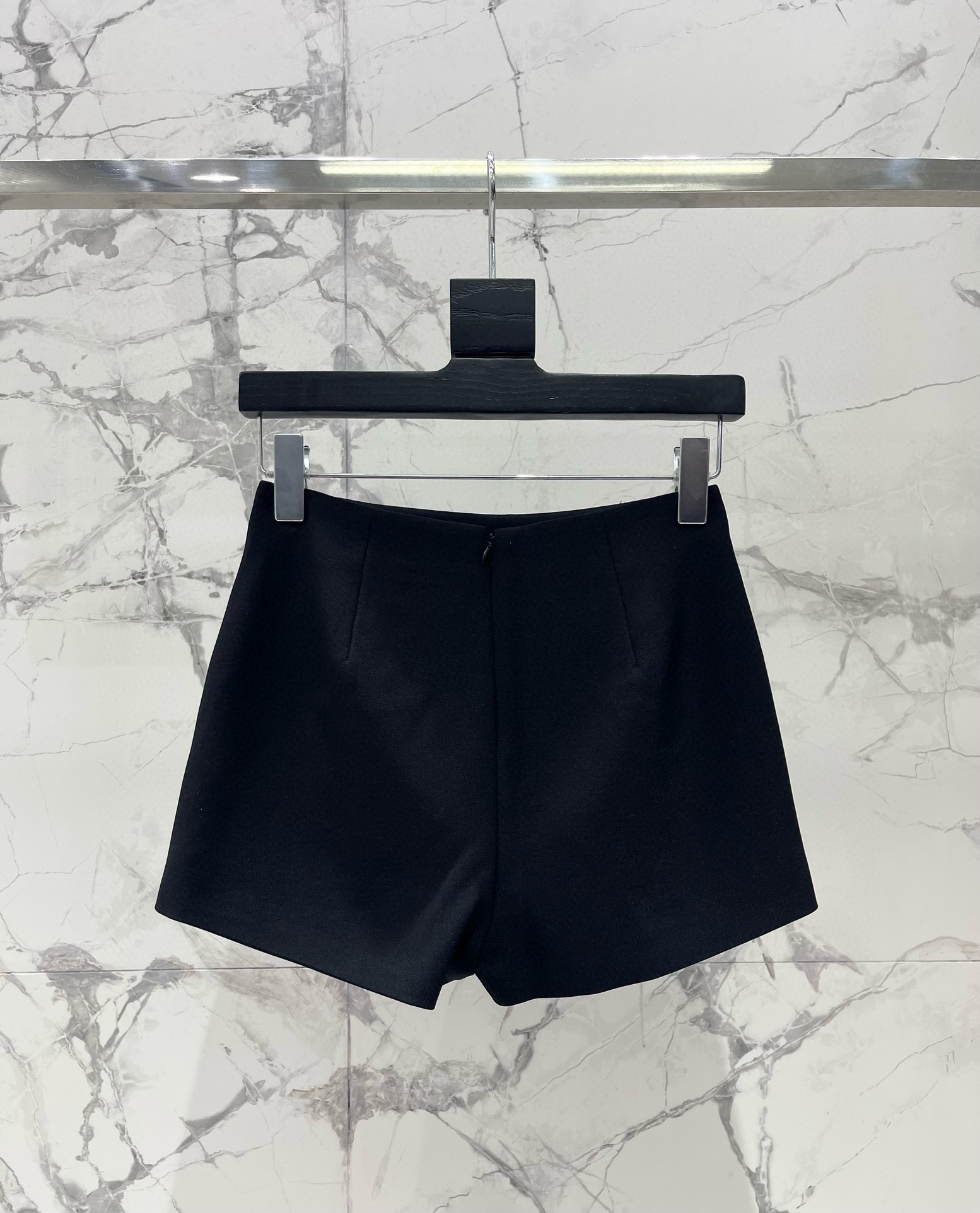 Versace Rhinestone Shorts: Elegant Design, Comfortable Fit, and Stylish Look 10 i1746254993 7943 0
