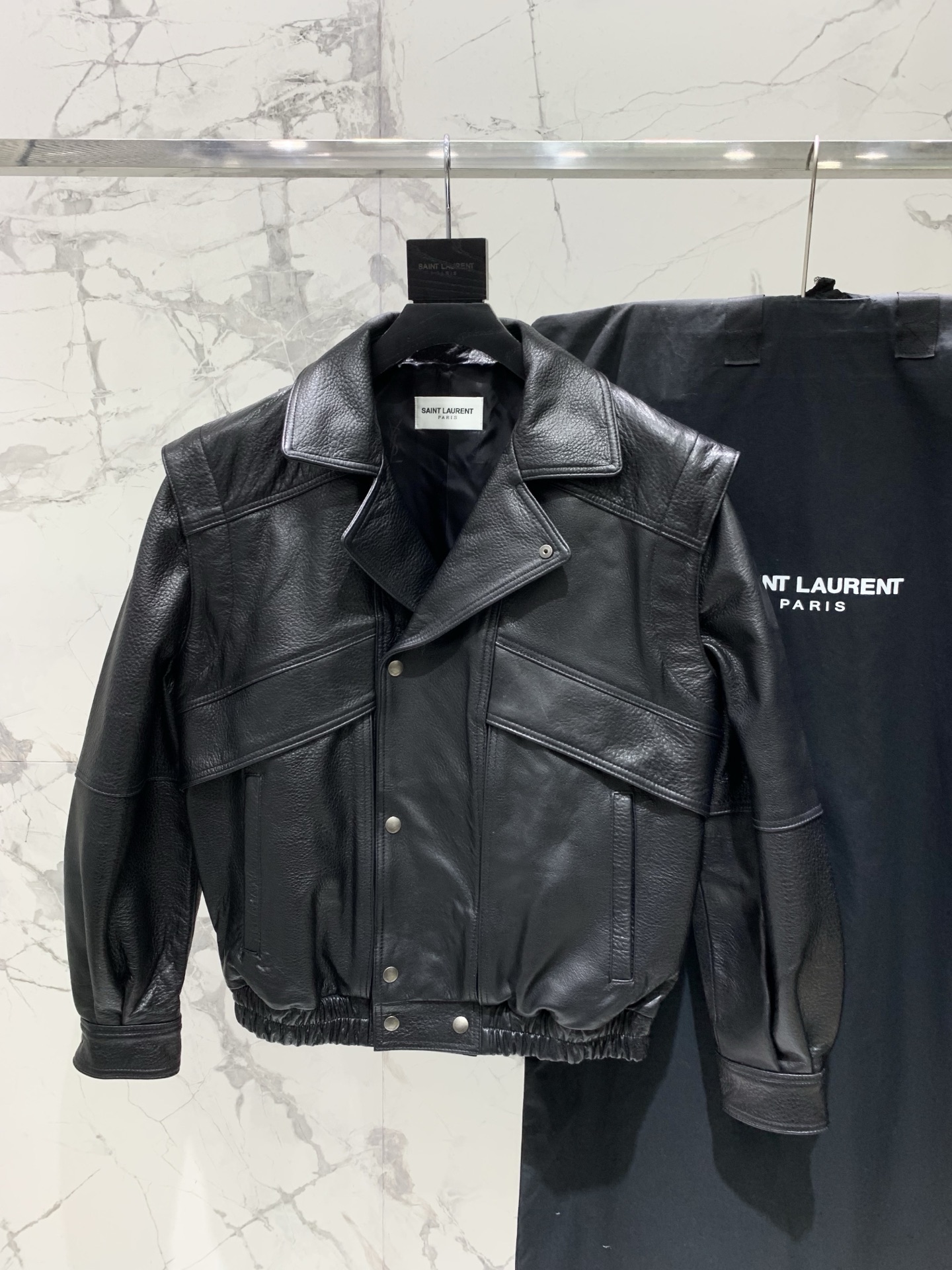 NO:866273,*Holy Family Lambskin Vintage Jacket The delicate and soft touch of the lambskin conquers you!  It is soft and waxy, just like stroking clouds. The leather is particularly shiny and has a high-end matte texture. It is a high-quality product at first glance. The retro design is simply amazing!  The classic lapels are paired with metallic buttons, giving it a full retro charm. The pleated design on the cuffs and hem adds a bit of casualness and unruliness, as if telling the unique story of that era. The shape is also super great!  It is the kind of loose short design that is very tolerant to all body types. If a small sister wears it, the waistline will be instantly raised, making the legs look longer and straight; if a tall sister wears it, it will be full of aura, and it will be windy when walking. And it is very versatile. Pair it with a simple T-shirt and jeans, which is a casual and fashionable street style; if it is paired with a dress, it can instantly transform into a gentle and retro artistic young woman. The warmth retention is also completely online!  The material of lambskin has a certain degree of warmth. When you wear it in autumn and winter, you will not feel bloated and can resist the cold. It is the perfect combination of fashion and warmth. Size SML, Saint Laurent-clothing, saint laurent, skirts, jeans, jackets & coats, jackets & coats, tees, t-shirt, sheepskin,19860909*圣家小羊皮复古夹克外套 小羊皮那细腻柔软的触感征服了！软软糯糯的,就像在抚摸云朵一样,皮质特别有光泽,自带一种高级的哑光质感,一看就是高品质的货. 复古的设计简直绝了！经典的翻领搭配上金属质感的纽扣,满满的复古韵味扑面而来.袖口和下摆的褶皱设计,又增添了几分随性与不羁,仿佛在诉说着那个年代的独特故事. 版型也是超级棒！它是那种宽松的短款设计,对各种身材的包容性都很强.小个子姐妹穿上,瞬间拉高腰线,显得腿又长又直；高个子姐妹穿,更是气场全开,走路都带风.而且它很百搭,里面搭一件简单的T恤和牛仔裤,就是休闲又时尚的街头风；要是配上一件连衣裙,又能秒变温柔复古的文艺女青年. 保暖性也完全在线！小羊皮的材质本来就具有一定的保暖性,在秋冬季节穿它,既不会觉得臃肿,又能抵御寒冷,简直就是时尚与保暖的完美结合. 码数SML,圣罗兰-服装,saint laurent,skirts,jeans,jackets & coats,jackets & coats,tees，t-shirt,sheepskin,,Women's clothing