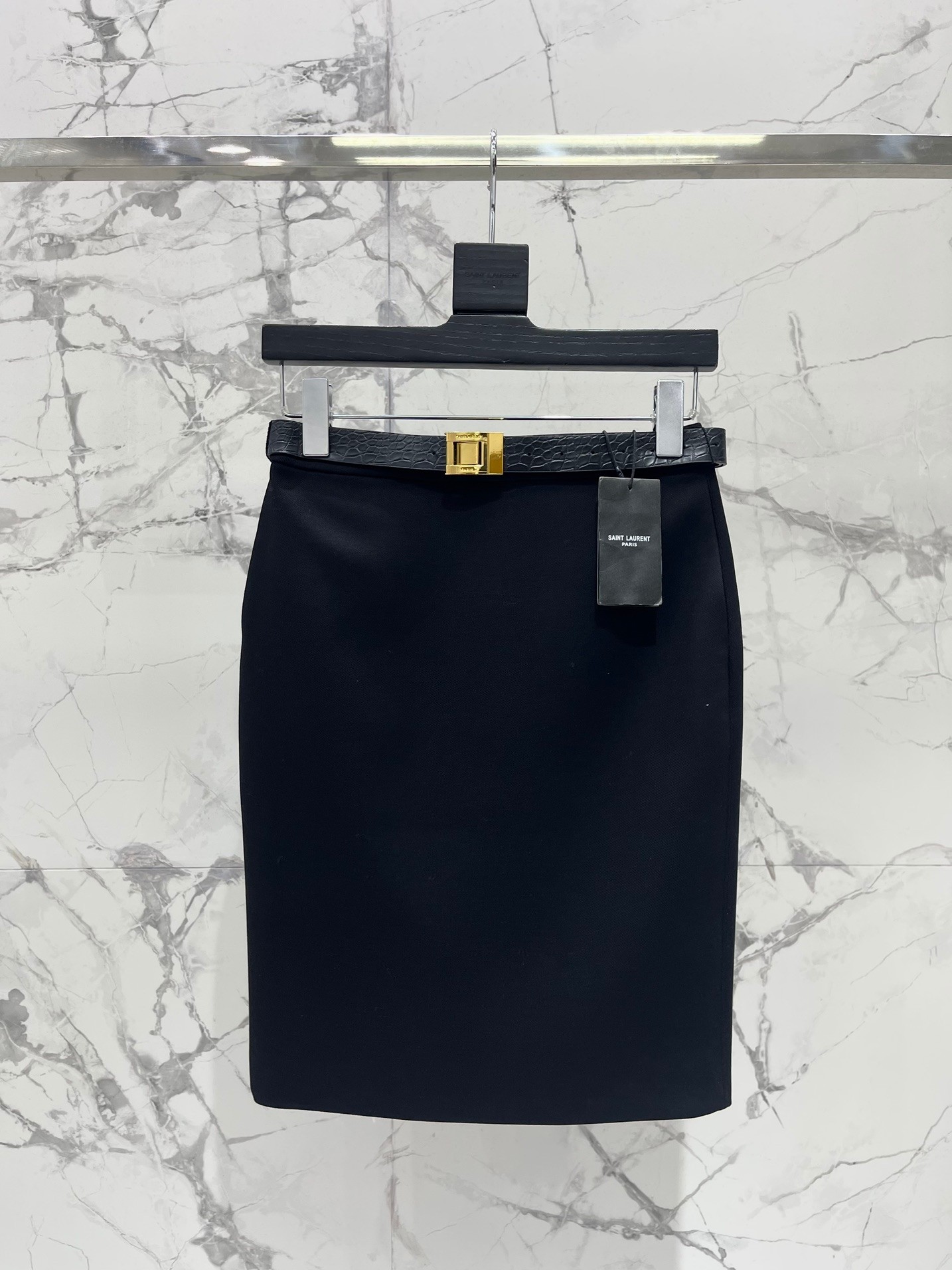 NO:946686,* —New Yves Saint Laurent back slit skirt, wool Tencel blended fabric slit skirt, the design is simply overwhelming!  Elegant tailoring, whether it is a date or a party, you can instantly become the center of attention!  The slit design is simply the perfect embodiment of carefulness, and the looming beautiful leg lines make people unable to take their eyes away~ As you move around, the skirt gently sways, it is so charming and incredibly beautiful!  In terms of material, this skirt is made of high-grade fabrics, which is super comfortable to touch. It is also light and breathable when worn on the body, so you won’t feel stuffy when wearing it in summer!  Whether it is a simple white T-shirt or a retro shirt, it can be easily styled and instantly enhance the fashion sense of the overall look!  Size SMLXL Best selling items in the north and south, Saint Laurent-clothing, saint laurent, skirts, shirts, tees, t-shirt,19860909* —新款 圣罗兰后开叉半裙 羊毛天丝混纺面料 开叉半裙,设计感简直爆棚！优雅的剪裁,无论是约会还是派对,都能让你瞬间成为全场焦点！ 开叉设计简直是小心机的完美体现,若隐若现的美腿线条,让人移不开眼~ 走动间,裙摆轻轻摇曳,简直是风情万种,美得不可方物！ 材质上,这条半裙选用了高级的面料,摸起来超级舒服,穿在身上更是轻盈又透气,夏天穿也不会觉得闷热哦！ 无论是简约的白T恤,还是复古的衬衫,都能轻松驾驭,瞬间提升整体造型的时尚感！ 码数SMLXL 南北方好卖的爆款,圣罗兰-服装,saint laurent,skirts,shirts,tees，t-shirt,,Women's clothing