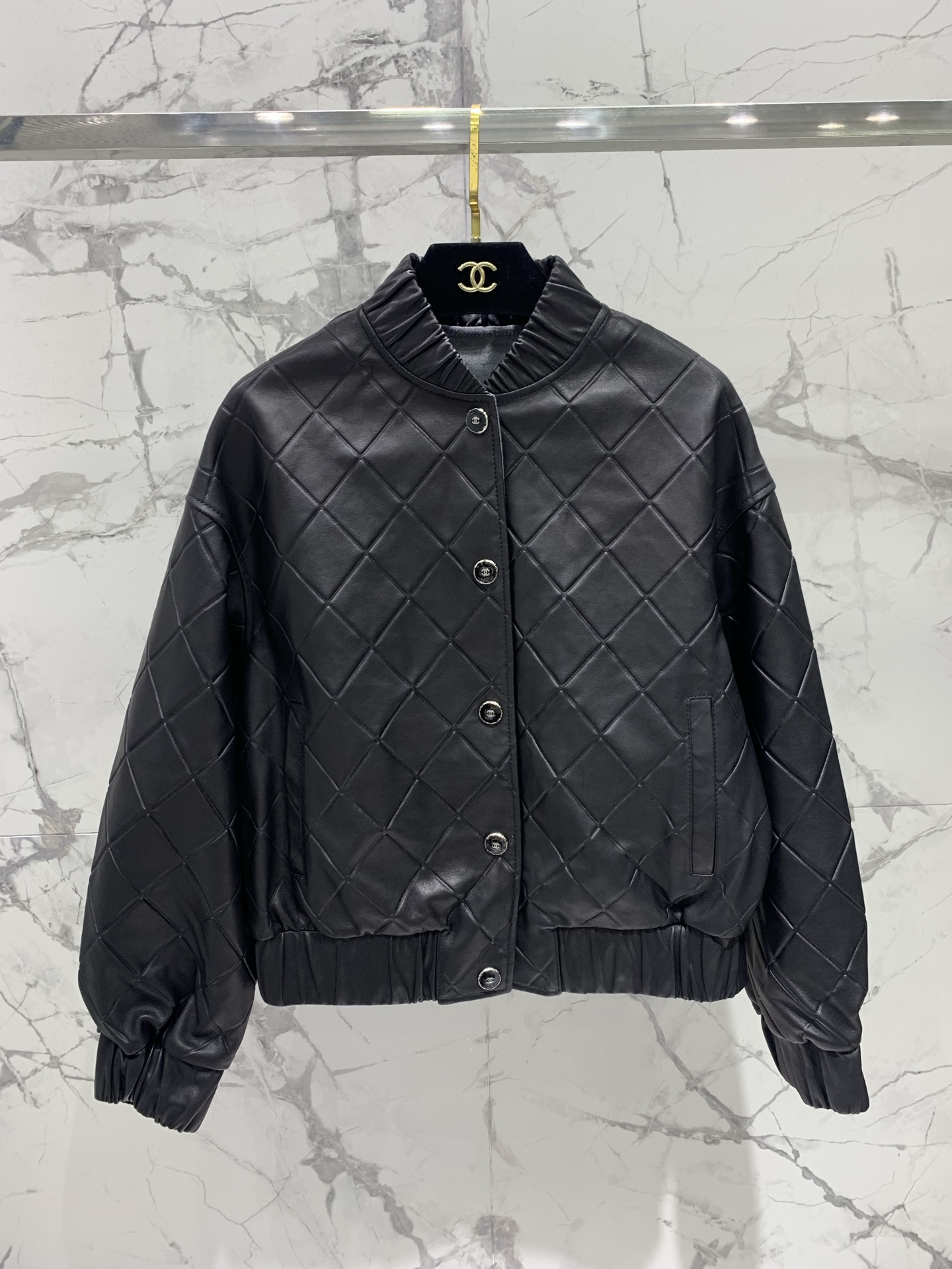 NO:925028,* Xiaoxiang diamond-shaped leather jacket series Xiaoxiang's design has always been a benchmark in the fashion industry, and the diamond-shaped leather jacket series is even more eye-catching. The diamond-shaped grid element is one of Xiaoxiang's classic symbols. The diamond-shaped stitching is very exquisite, the lines are smooth, and the workmanship is delicate, showing an unparalleled high-end texture. It increases the layering and three-dimensionality of the leather jacket, and also has a retro and luxurious atmosphere, which makes people attracted at a glance.  The material of the leather jacket also continues Xiaoxiang's consistent high quality. The leather is soft and shiny, feels excellent to the touch, fits the body shape and is comfortable when worn. It is very textured and will form a unique charm as time goes by, adding more flavor as time goes by.  In terms of style, the series has a variety of choices. There is a classic short design, which can well raise the waistline, visually lengthen the proportion of the legs, and make your legs look longer in seconds. Pair it with the same style of skirt or jeans, and you will instantly transform into a fashionable hottie, which will turn heads when you go out on the street. It is full of aura and has a windy look when walking. Whether it is paired with a dress or trousers, it can easily create an elegant and majestic style. It will definitely be the focus when attending events. The details also highlight the charm of Xiaoxiang. The iconic double C  logo, exquisite and compact, low-key and luxurious; a perfect fusion of classic elements and modern fashion. The Xiaoxiang diamond-shaped leather jacket series is simply an all-rounder!  Showing elegance and nobility; relaxed and eye-catching; perfect for work or business trips. Size SML, Chanel-clothing, chanel, chanel, skirts, jeans, leather jacket,19860909* 小香菱形格皮衣系列 小香家设计一直是时尚界的标杆,菱形格皮衣系列更是让人眼前一亮 菱形格元素可是小香的经典标志之一,菱格的压线都十分精致,线条流畅,做工细腻,彰显出无与伦比的高级质感.增加了皮衣的层次感和立体感,还自带一种复古又奢华的气息,让人一眼就被吸引 皮衣的材质也延续了小香一贯的高品质.皮革柔软且富有光泽,摸起来手感极佳,穿在身上贴合身形又舒适自在.很有质感,随着时间的推移,还会形成独特的韵味,越穿越有味道. 款式方面,系列有多种选择.有经典的短款设计,能够很好地提高腰线,在视觉上拉长腿部比例,让你秒变大长腿,搭配同款短裙或者牛仔裤,瞬间变身时尚辣妹,出街回头率爆表；气场十足,走路都带风,无论是搭配连衣裙还是裤装,都能轻松营造出优雅大气的风格,参加活动时绝对是焦点哦 细节之处更是彰显小香的魅力.标志性的双C logo,精致小巧,低调又奢华；经典元素与现代时尚完美融合 小香菱形格皮衣系列简直是万能选手！尽显优雅高贵；轻松又吸睛；上班或者商务出行都超合适 码数SML,香奈儿-服装,chanel,chanel,skirts,jeans,leather jacket,,Women's clothing