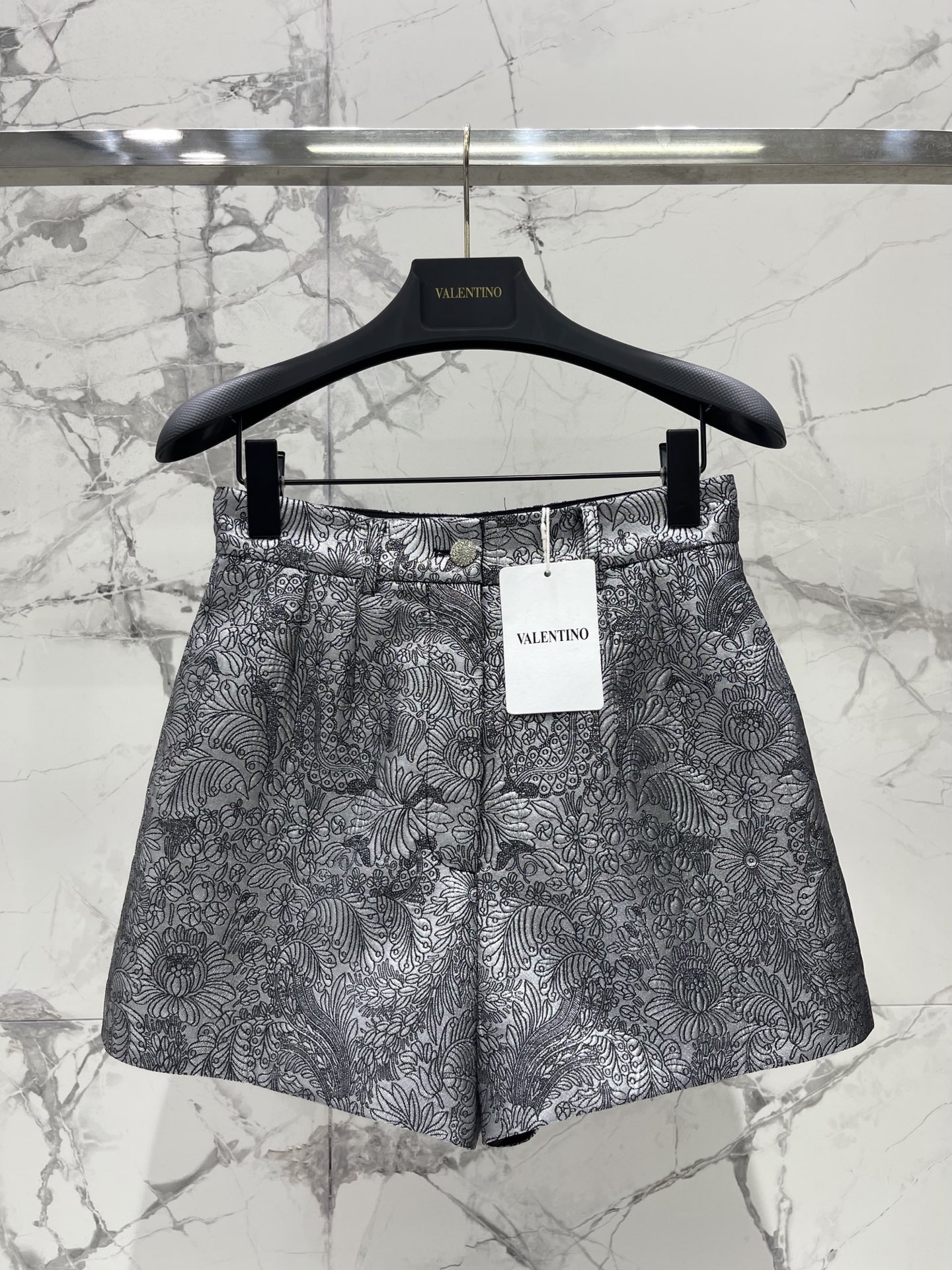 NO:931356,* Valentino's new gold and silver thread floral jacquard shorts. Gorgeous and noble shorts 'purple thread + floral jacquard'. The gold and silver thread floral jacquard on the fabric is so eye-catching (it looks like 'the gilded garden of the Roman palace' is worn on the body when the light is taken!) The loose shorts are casual and eye-catching, with a gorgeous atmosphere, 'wearing basic shorts with a sense of haute couture and light luxury'!  Size SML, Saint Laurent-clothing, saint laurent, valentino, shorts,19860909* 华伦天奴新款金银线花卉提花短裤 华丽又显贵的短裤“金银线+花卉提花” 面料上的金银线花卉提花太戳人了（光线一照像把“罗马宫廷的鎏金花园”穿在身上！） 宽松短裤版型随性又吸睛,华丽氛围,“把基础短裤穿出高定轻奢感”！ 码数SML,圣罗兰-服装,saint laurent,valentino,shorts,,Women's clothing