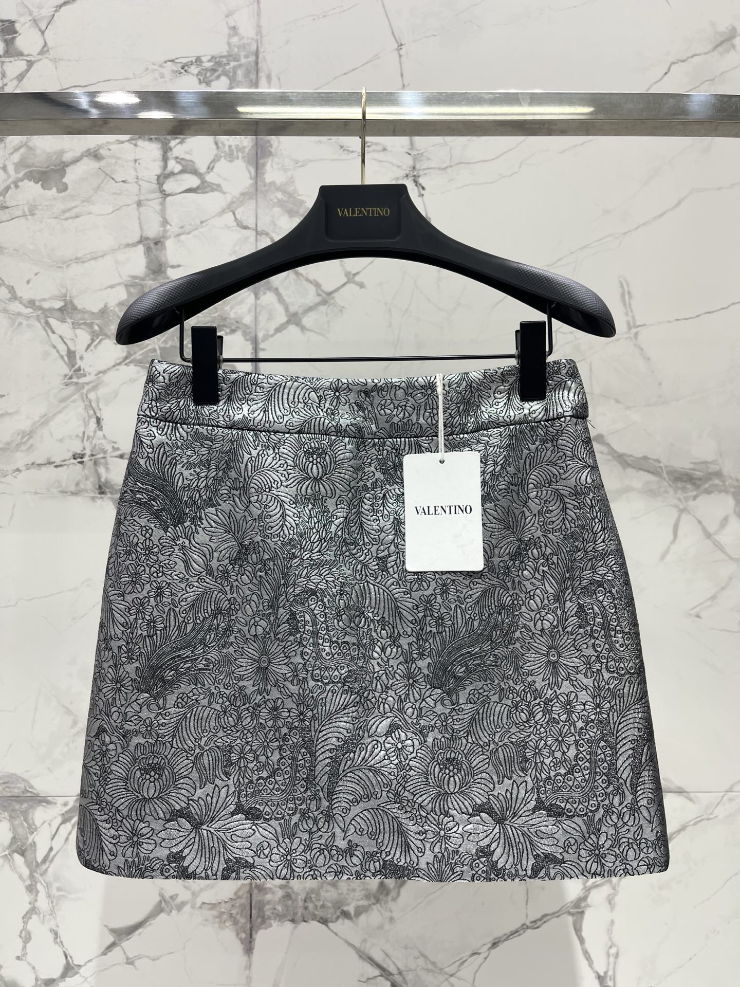 NO:931343,* Valentino gold and silver thread floral jacquard short low-waisted skirt. The gold and silver thread floral jacquard is so eye-catching (when the light shines on the body, it looks like 'the gilded garden of the Roman palace'!) The short low-waisted version is casual and proportional, with a gorgeous atmosphere of 'walking on a Roman holiday', and is praised as 'wearing a basic skirt with a sense of haute couture and light luxury'!  Size SML, Saint Laurent-clothing, saint laurent, valentino, skirts,19860909* 华伦天奴金银线花卉提花短款低腰半裙 金银线花卉提花太戳人了（光线一照像把“罗马宫廷的鎏金花园”穿在身上！） 短款低腰版型随性又显比例,“在罗马假日里漫步”的华丽氛围,被夸“把基础半裙穿出高定轻奢感”！ 码数SML,圣罗兰-服装,saint laurent,valentino,skirts,,Women's clothing