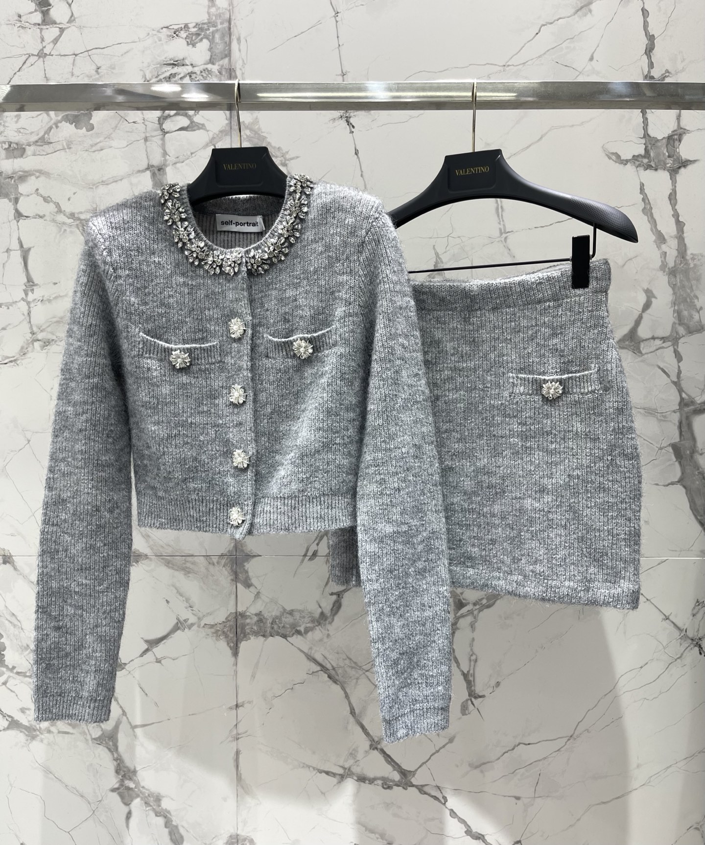 self-portrait Women 𝘀𝗲𝗹𝗳-𝗽𝗼𝗿𝘁𝗿𝗮𝗶* sp Autumn and winter New light gray diamond-embellished plush knitted suit — photo 9