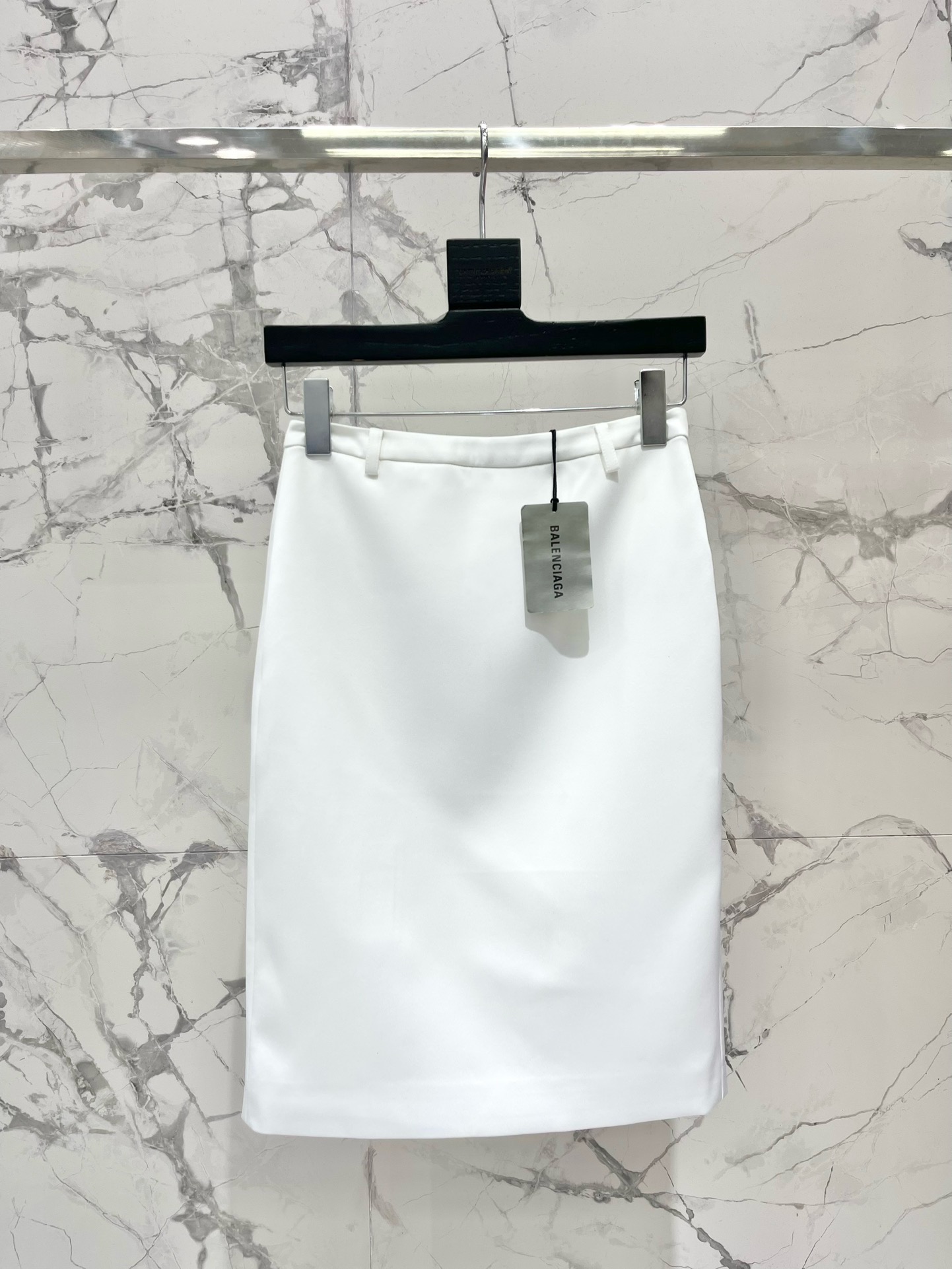 NO:901924,* Balenciaga’s new autumn and winter Korean style simple and versatile skirt is captivating with its high-end tailoring!  It is simply synonymous with simplicity but not simplicity!  The smooth lines of the skirt, whether walking or standing still, can exude a casual elegance that is unforgettable at a glance!  The skirt is in super versatile black, which is a perfect match for autumn and winter!  Whether it is paired with a simple white T-shirt or a turtleneck sweater, you can easily control it and wear it in your own style!  The material is super comfortable!  It is soft yet firm, and it is close-fitting and comfortable when worn without any sense of restraint. The design is super slim, and when you put it on, you will be the little fairy who walks with wind!  Size SML, Balenciaga-clothing, balenciaga, skirts, sweaters, tees, t-shirt,19860909* 巴黎世家秋冬新款韩系简约百搭半身裙 高级感满满的剪裁迷住了！简直是简约而不简单的代名词啊！ 裙摆的流畅线条,无论是走动还是静止,都能散发出一种不经意的优雅,让人一眼难忘！ 半身裙选择了超级百搭的黑色,简直是秋冬季节的万能搭配神器！无论是搭配简约的白T恤,还是高领毛衣,都能轻松驾驭,穿出属于自己的风格！ 材质超级舒适的哦！柔软而又不失挺括感,穿在身上既贴身又舒适,完全不会有束缚感. 版型设计超级显瘦,穿上它,你就是那个走路带风的小仙女啦！ 码数SML,巴黎世家-服装,balenciaga,skirts,sweaters,tees，t-shirt,,Women's clothing