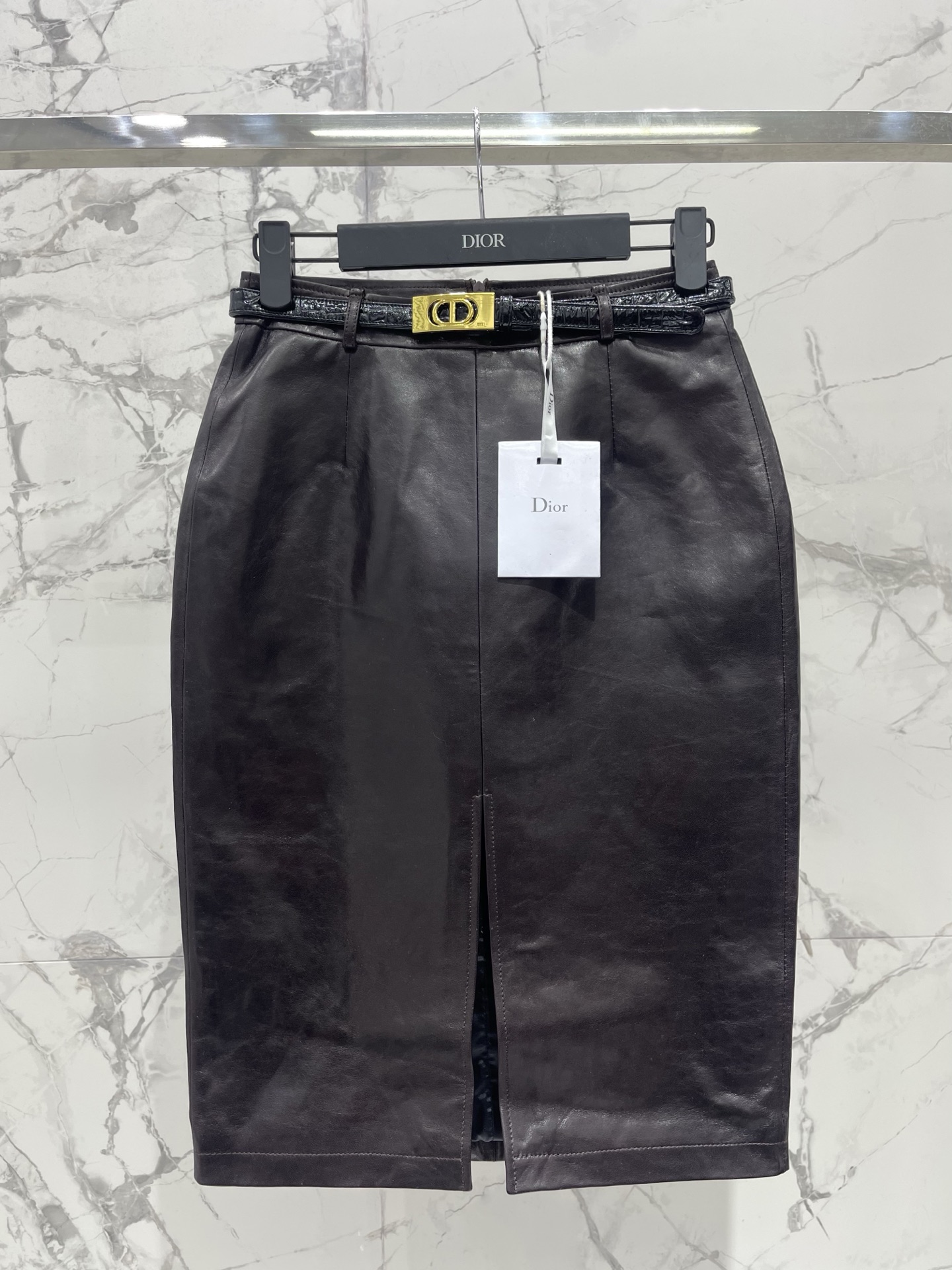 NO:866447,* Dior's new high-waisted front slit slimming hip-hugging leather skirt. A sexy and distinguished leather skirt!  Genuine leather texture + high-waisted slit design + hip-hugging tailoring, 'French sexy + luxury and exquisite + long-leg buff'  The leather is soft, skin-friendly and shiny, and it is not tight when worn close to the body. The high-waist design directly lifts the waistline under the chest. The front slits vaguely reveal the calves when walking. The hip-hugging tailoring makes the curves of the hips and legs look great. From a distance, she looks like a noble sister with full aura. Up close, you can feel the delicate texture of the leather and the exquisite tailoring.  The matching is also great. With a suit, you will look like an urban elite, and with a knitted sweater, you will instantly become a sexy hottie. It is a treasured style that 'can be a hit on dates and commuting, and is the best in slimming and lengthening legs'!  Size SML, Dior-clothing, dior, skirts, business suit,19860909* 迪奥新款高腰前开衩显瘦包臀皮裙 性感又显贵的皮裙啊！真皮质感+高腰开衩设计+包臀剪裁,“法式性感+高奢精致+长腿buff” 皮软乎乎的,亲肤又有光泽感,贴身穿完全不扎～高腰设计直接把腰线提到胸下,前开衩走路时若隐若现露小腿,包臀剪裁把臀腿曲线衬得巨好看,远看是气场全开的贵气姐姐,近看能摸到皮革的细腻纹理和剪裁的精致走线～ 搭配性也巨强,搭西装是都市女精英,配针织衫又秒变纯欲辣妹,属于“约会/通勤都能炸场,显瘦显腿长第一名”的宝藏款！ 码数SML,迪奥-服装,dior,skirts,business suit,,Women's clothing
