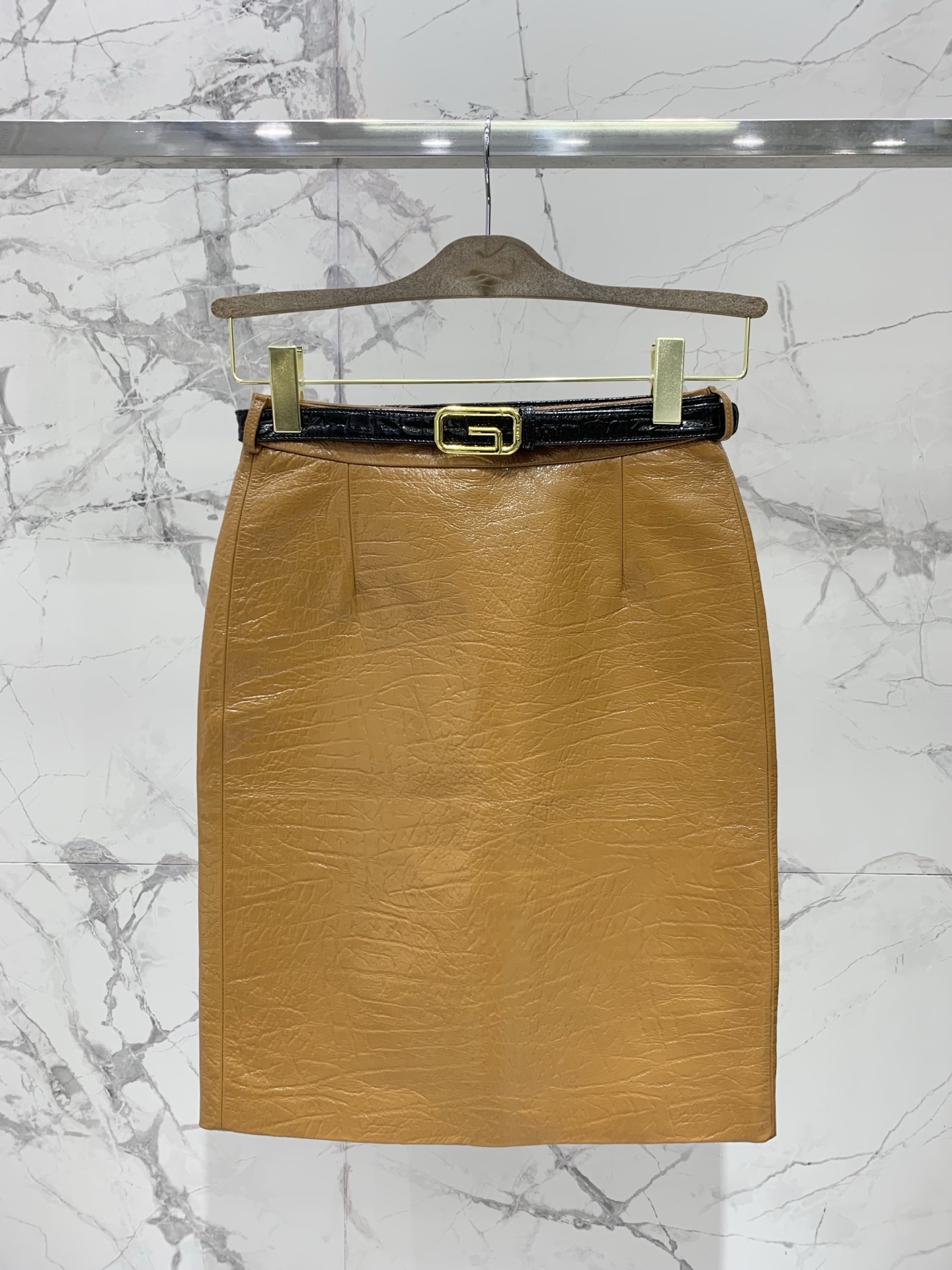 NO:891415,* Gucci's new imported sheepskin genuine leather skirt is cool and noble. Imported sheepskin + neat tailoring + high-end texture combine 'cool aura + light luxury and high-end + eye-catching autumn and winter'. The texture of imported sheepskin is really amazing. It feels delicate, soft and tough, with a matte high-end feel. The drape is also great. It sways gently with your steps when you walk, which is high-end and smart.  The neat tailoring perfectly modifies the lines of the hips and legs, and the high-waist design can also raise the waistline. From a distance, you look like a cool goddess with full aura. From a close look, you can feel the delicate texture of the sheepskin and the exquisite and neat tailoring ~ Size SML, Gucci-clothing, gucci, skirts, sheepskin,19860909* 古驰新款进口羊皮真皮皮裙 又酷又显贵进口羊皮+利落剪裁+高级质感,把“酷飒气场+轻奢高级感+秋冬吸睛度” 进口羊皮的质感真的绝了,摸起来细腻柔软又有韧性,自带哑光高级感,垂坠感也超棒,走路时随着步伐轻轻晃动,高级又灵动 利落的剪裁完美修饰臀腿线条,高腰设计还能拉高腰线,远看是气场全开的酷飒女神,近看能摸到羊皮的细腻纹理和剪裁的精致利落～ 码数SML,古驰-服装,gucci,skirts,sheepskin,,Women's clothing