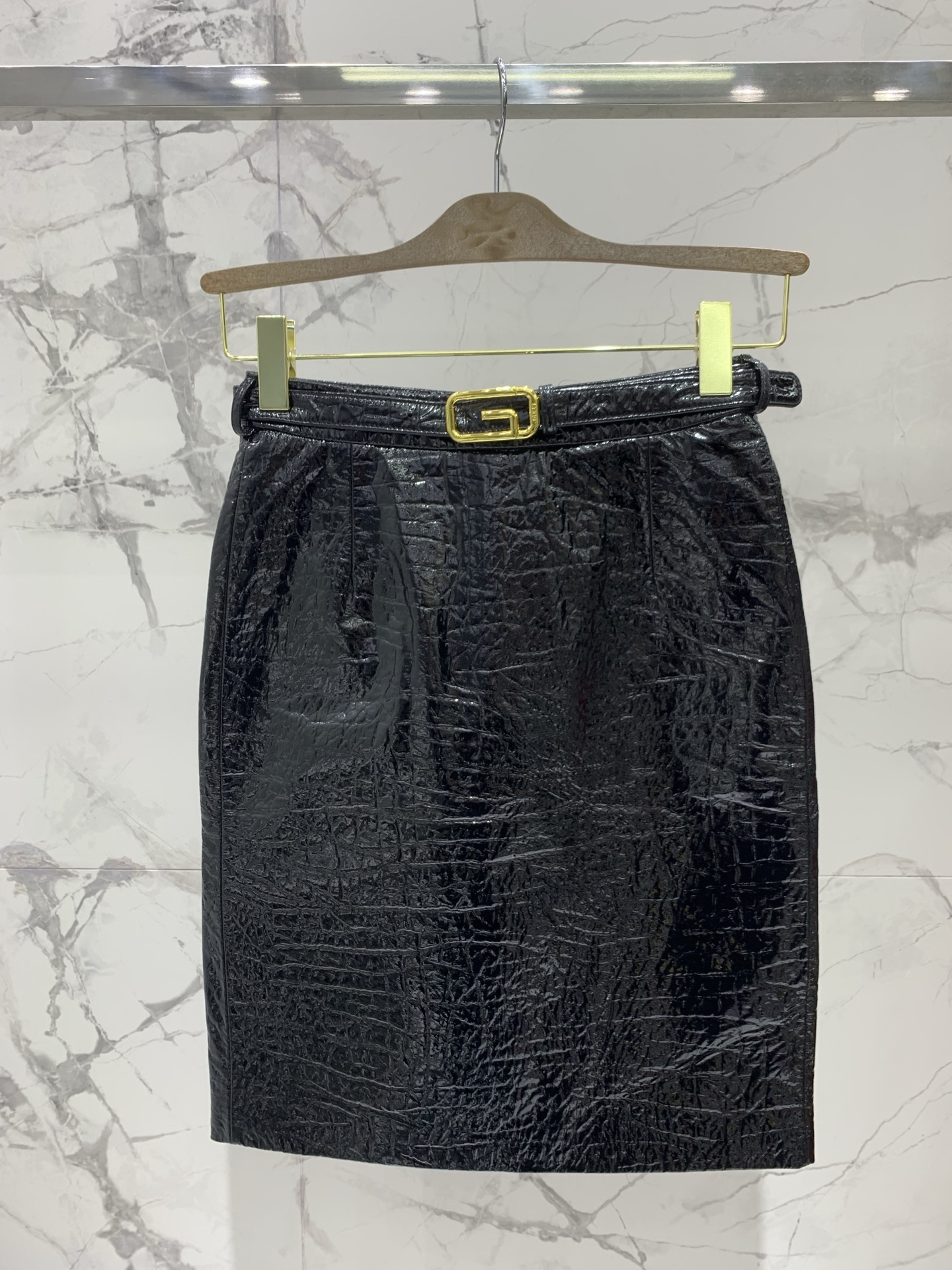 NO:891422,* Gucci's new imported sheepskin genuine leather skirt is cool and noble. Imported sheepskin + neat tailoring + high-end texture combine 'cool aura + light luxury and high-end + eye-catching autumn and winter'. The texture of imported sheepskin is really amazing. It feels delicate, soft and tough, with a matte high-end feel. The drape is also great. It sways gently with your steps when you walk, which is high-end and smart.  The neat tailoring perfectly modifies the lines of the hips and legs, and the high-waist design can also raise the waistline. From a distance, you look like a cool goddess with full aura. From a close look, you can feel the delicate texture of the sheepskin and the exquisite and neat tailoring ~ Size SML, Gucci-clothing, gucci, skirts, sheepskin,19860909* 古驰新款进口羊皮真皮皮裙 又酷又显贵进口羊皮+利落剪裁+高级质感,把“酷飒气场+轻奢高级感+秋冬吸睛度” 进口羊皮的质感真的绝了,摸起来细腻柔软又有韧性,自带哑光高级感,垂坠感也超棒,走路时随着步伐轻轻晃动,高级又灵动 利落的剪裁完美修饰臀腿线条,高腰设计还能拉高腰线,远看是气场全开的酷飒女神,近看能摸到羊皮的细腻纹理和剪裁的精致利落～ 码数SML,古驰-服装,gucci,skirts,sheepskin,,Women's clothing