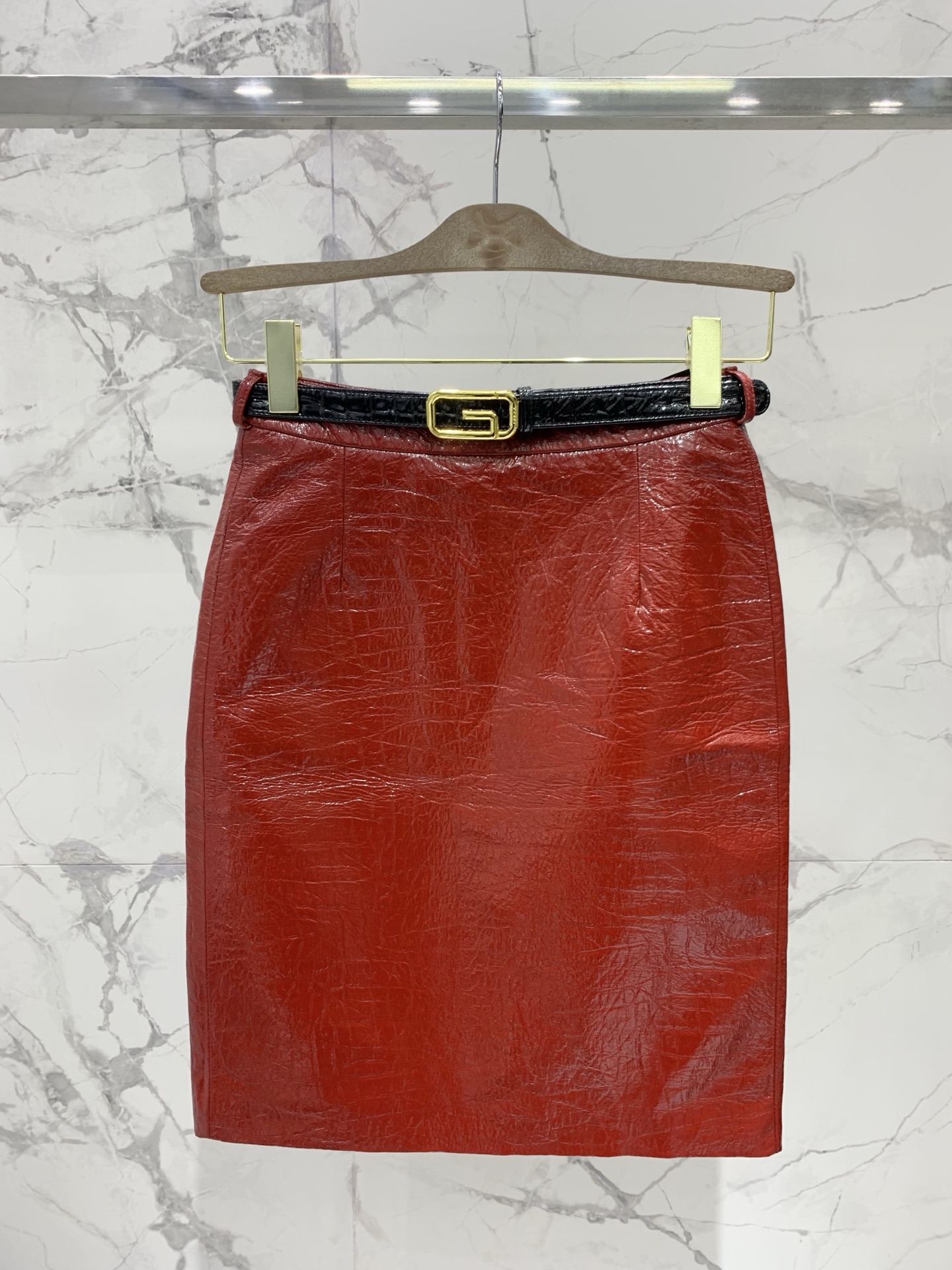 NO:902723,* Gucci's new imported sheepskin genuine leather skirt is cool and noble. Imported sheepskin + neat tailoring + high-end texture combine 'cool aura + light luxury and high-end + eye-catching autumn and winter'. The texture of imported sheepskin is really amazing. It feels delicate, soft and tough, with a matte high-end feel. The drape is also great. It sways gently with your steps when you walk, which is high-end and smart.  The neat tailoring perfectly modifies the lines of the hips and legs, and the high-waist design can also raise the waistline. From a distance, you look like a cool goddess with full aura. From a close look, you can feel the delicate texture of the sheepskin and the exquisite and neat tailoring ~ Size SML, Gucci-clothing, gucci, skirts, sheepskin,19860909* 古驰新款进口羊皮真皮皮裙 又酷又显贵进口羊皮+利落剪裁+高级质感,把“酷飒气场+轻奢高级感+秋冬吸睛度” 进口羊皮的质感真的绝了,摸起来细腻柔软又有韧性,自带哑光高级感,垂坠感也超棒,走路时随着步伐轻轻晃动,高级又灵动 利落的剪裁完美修饰臀腿线条,高腰设计还能拉高腰线,远看是气场全开的酷飒女神,近看能摸到羊皮的细腻纹理和剪裁的精致利落～ 码数SML,古驰-服装,gucci,skirts,sheepskin,,Women's clothing