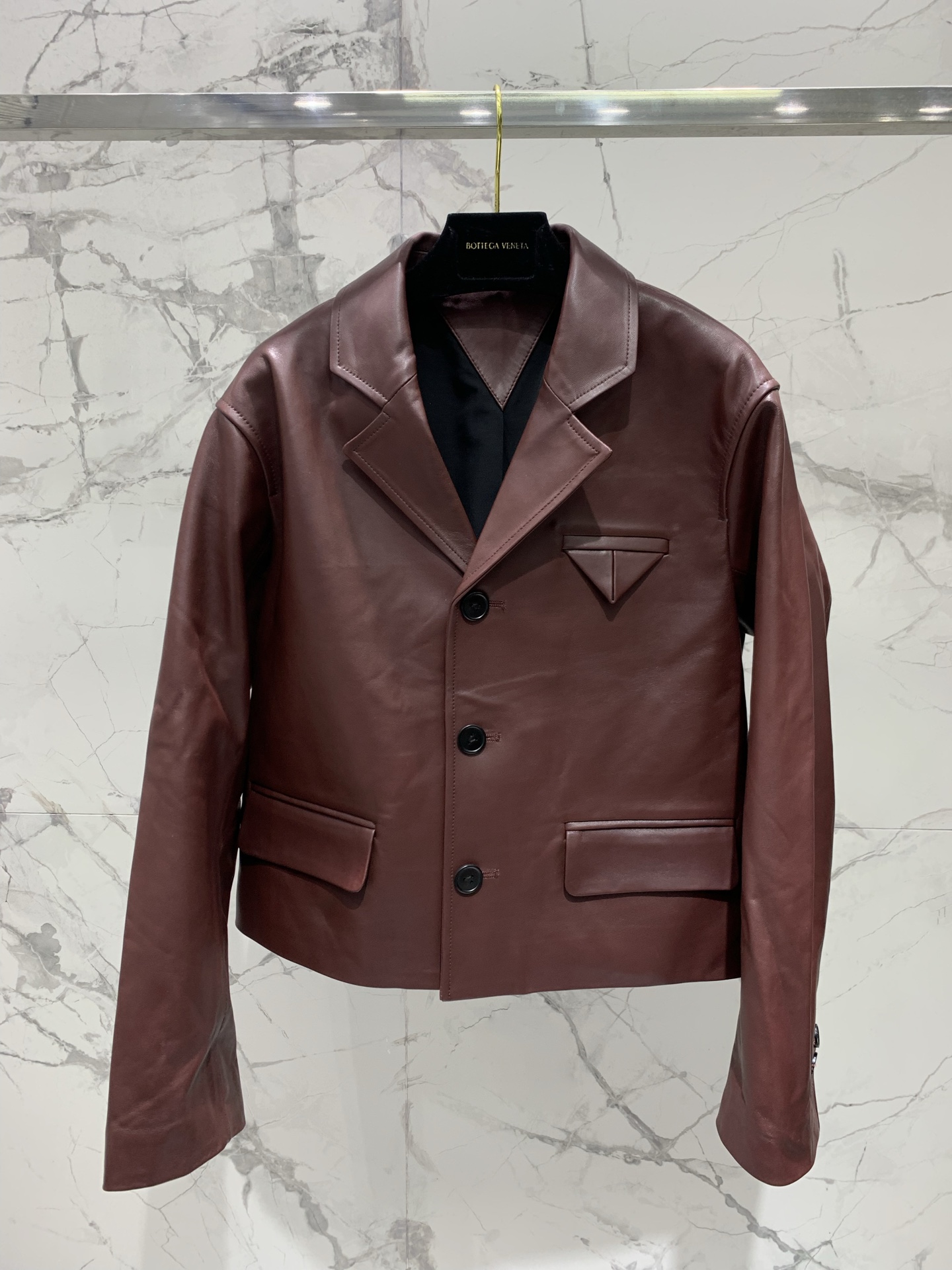 NO:891437,*bv sheepskin triangle pocket suit collar jacket. Sheepskin texture + triangle pockets + suit collar design, 'low-key high-end + BV recognition + practical wearability in early spring'. The sheepskin fabric is soft and has a luster. It feels as silky as clouds and is close to the skin. It is suitable for the cool spring breeze now. The iconic triangle pocket design is low-key and recognizable. The suit collar is neat and elegant. The loose cut is not slimming. Size S M  L, Bottega Veneta-clothing,bottega veneta,bottega veneta,jackets & coats,business suit,sheepskin,19860909*bv绵羊皮三角口袋西装领夹克 绵羊皮质感+三角口袋+西装领设计,“低调高级感+BV辨识度+早春实穿度”拿捏 绵羊皮面料软乎乎还自带光泽感,摸起来像云朵一样丝滑,贴身穿巨亲肤,现在穿刚好适配春日微凉的风 标志性的三角口袋设计低调又有辨识度,西装领版型利落又显气质,宽松剪裁不挑身 码数S M L,葆蝶家-服装,bottega veneta,bottega veneta,jackets & coats,business suit,sheepskin,,Women's clothing