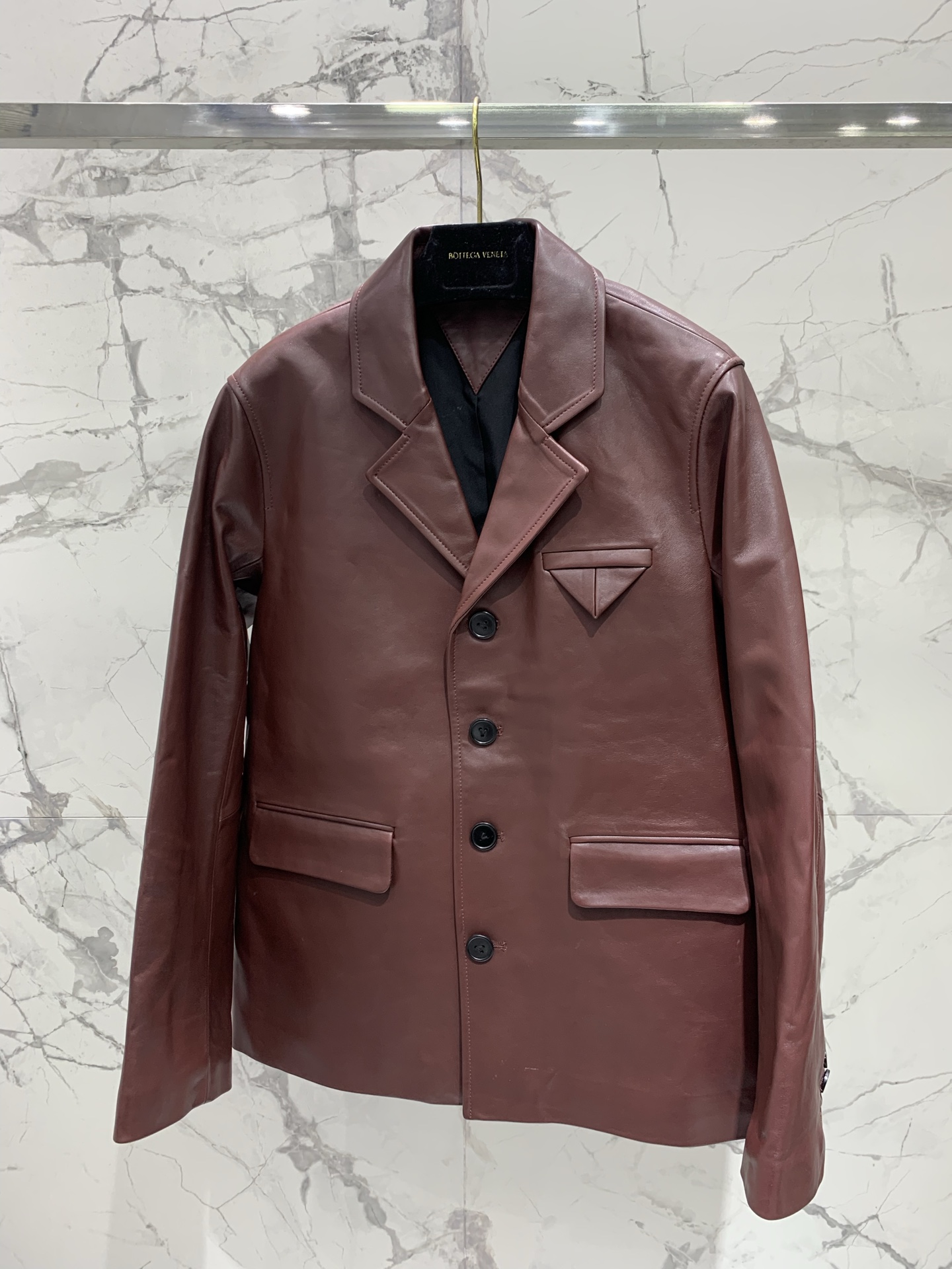 NO:902680,*bv sheepskin triangle pocket suit collar jacket. Sheepskin texture + triangle pockets + suit collar design, 'low-key high-end + BV recognition + practical wearability in early spring'. The sheepskin fabric is soft and has a luster. It feels as silky as clouds and is close to the skin. It is suitable for the cool spring breeze now. The iconic triangle pocket design is low-key and recognizable. The suit collar is neat and elegant. The loose cut is not slimming. Size S M  L, Bottega Veneta-clothing,bottega veneta,bottega veneta,jackets & coats,business suit,sheepskin,19860909*bv绵羊皮三角口袋西装领夹克 绵羊皮质感+三角口袋+西装领设计,“低调高级感+BV辨识度+早春实穿度”拿捏 绵羊皮面料软乎乎还自带光泽感,摸起来像云朵一样丝滑,贴身穿巨亲肤,现在穿刚好适配春日微凉的风 标志性的三角口袋设计低调又有辨识度,西装领版型利落又显气质,宽松剪裁不挑身 码数S M L,葆蝶家-服装,bottega veneta,bottega veneta,jackets & coats,business suit,sheepskin,,Women's clothing