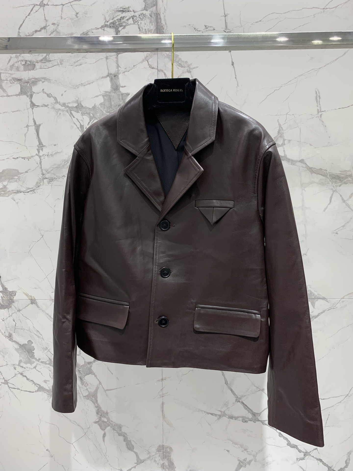 NO:891440,*bv sheepskin triangle pocket suit collar jacket. Sheepskin texture + triangle pockets + suit collar design, 'low-key high-end + BV recognition + practical wearability in early spring'. The sheepskin fabric is soft and has a luster. It feels as silky as clouds and is close to the skin. It is suitable for the cool spring breeze now. The iconic triangle pocket design is low-key and recognizable. The suit collar is neat and elegant. The loose cut is not slimming. Size S M  L, Bottega Veneta-clothing,bottega veneta,bottega veneta,jackets & coats,business suit,sheepskin,19860909*bv绵羊皮三角口袋西装领夹克 绵羊皮质感+三角口袋+西装领设计,“低调高级感+BV辨识度+早春实穿度”拿捏 绵羊皮面料软乎乎还自带光泽感,摸起来像云朵一样丝滑,贴身穿巨亲肤,现在穿刚好适配春日微凉的风 标志性的三角口袋设计低调又有辨识度,西装领版型利落又显气质,宽松剪裁不挑身 码数S M L,葆蝶家-服装,bottega veneta,bottega veneta,jackets & coats,business suit,sheepskin,,Women's clothing